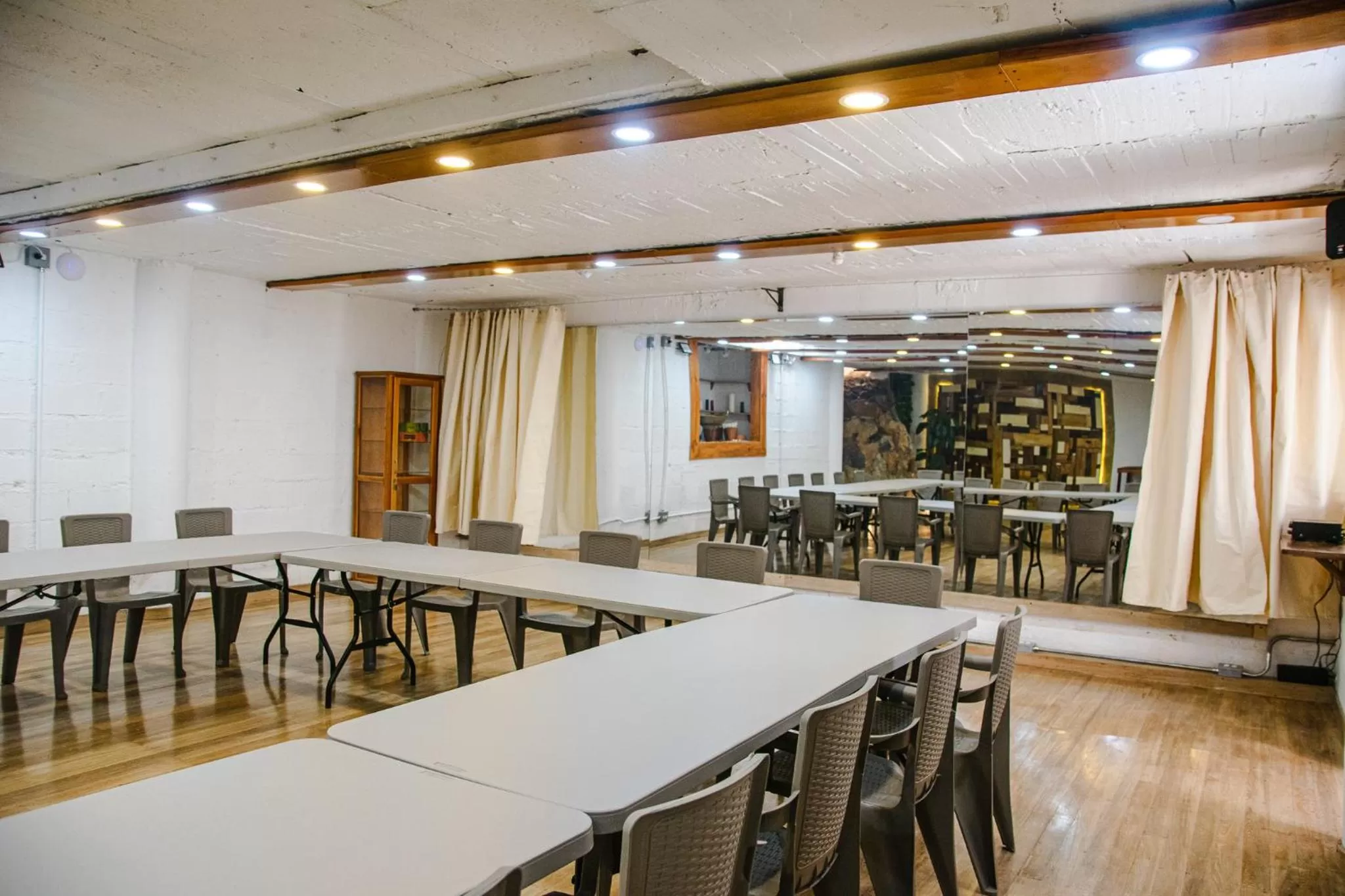 Meeting/conference room in El Despertar Hotel