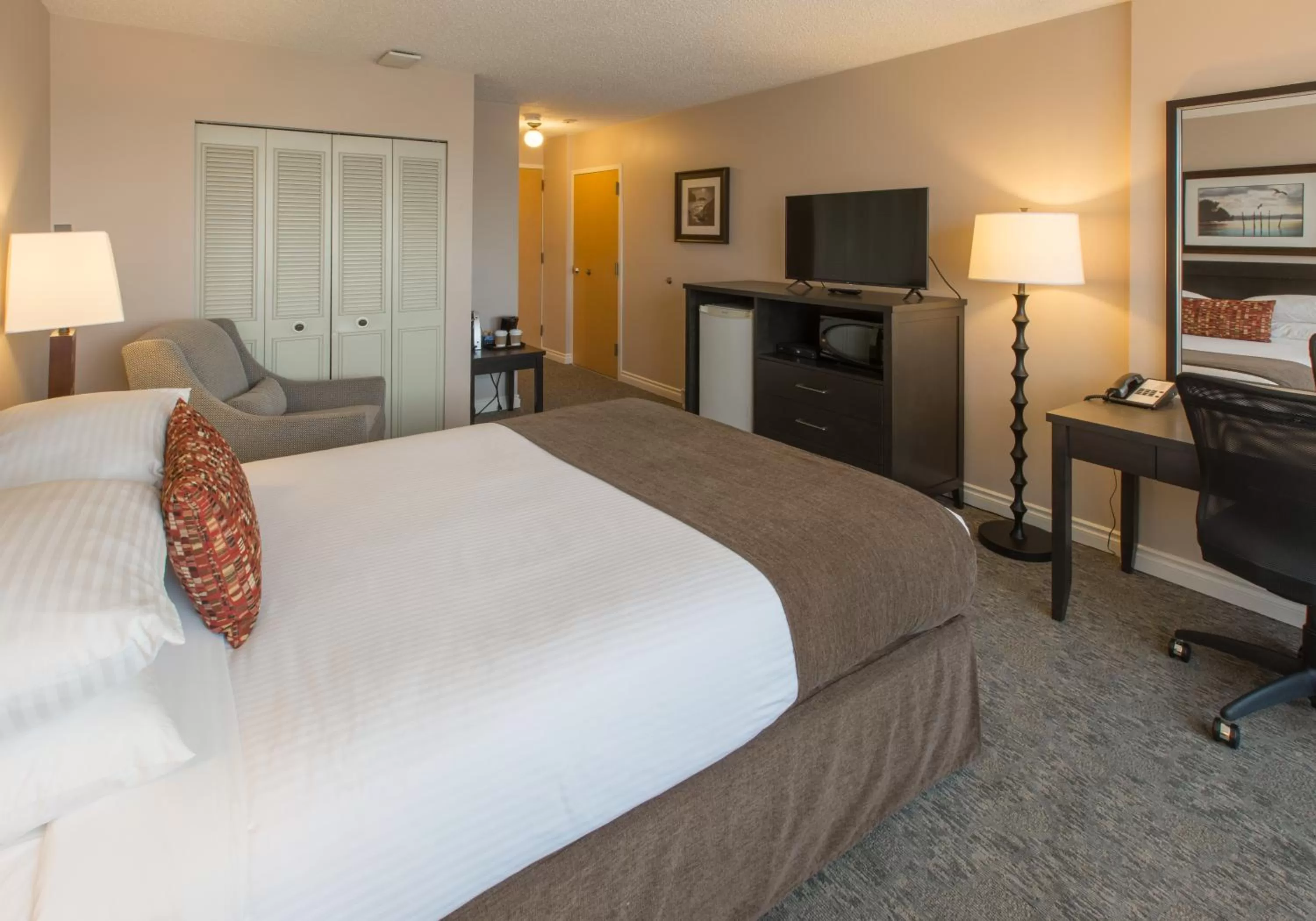 Bedroom, Bed in The Embassy Inn