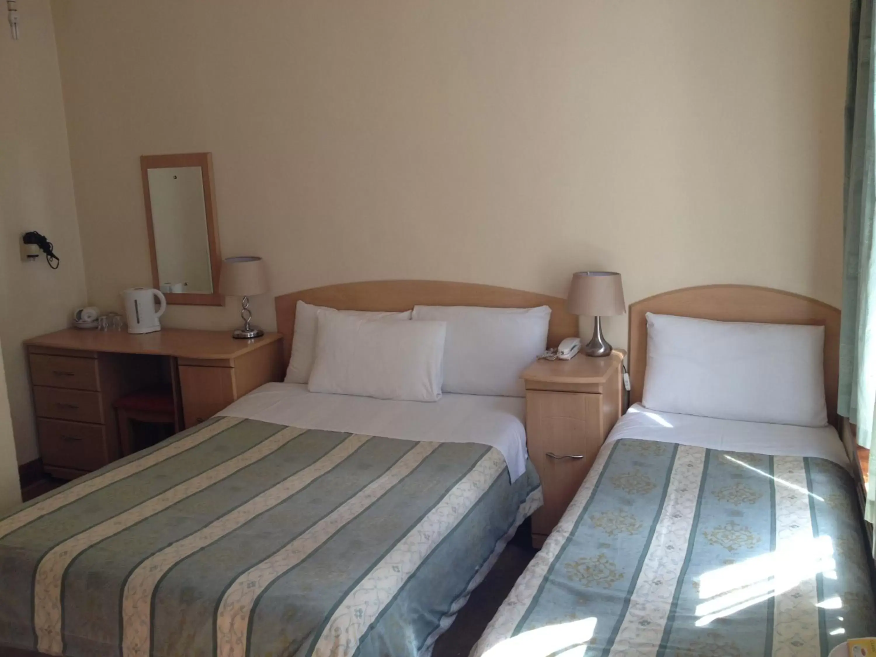 Twin Room with Private Bathroom in Seven Dials Hotel Twin Room with Private Bathroom in Seven Dials Hotel