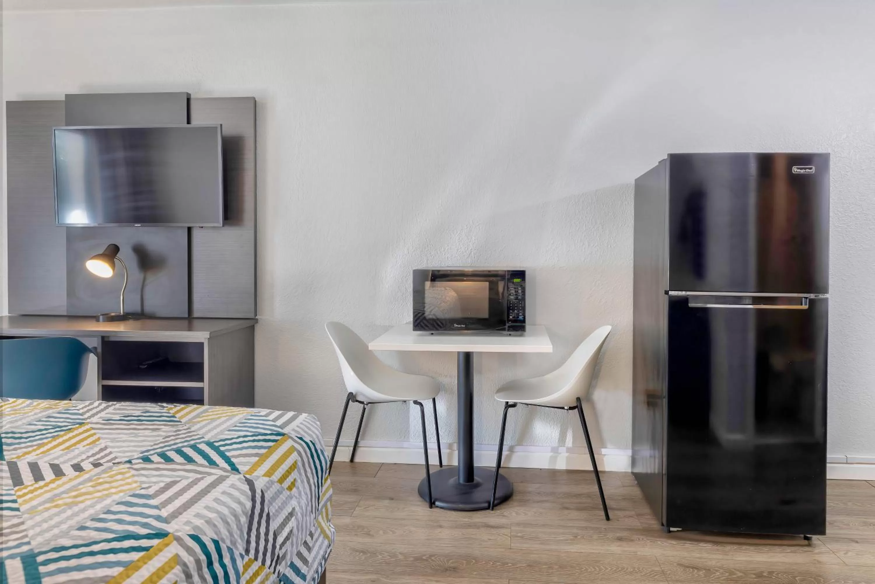 TV and multimedia, Bed in Studio 6 Effingham, IL