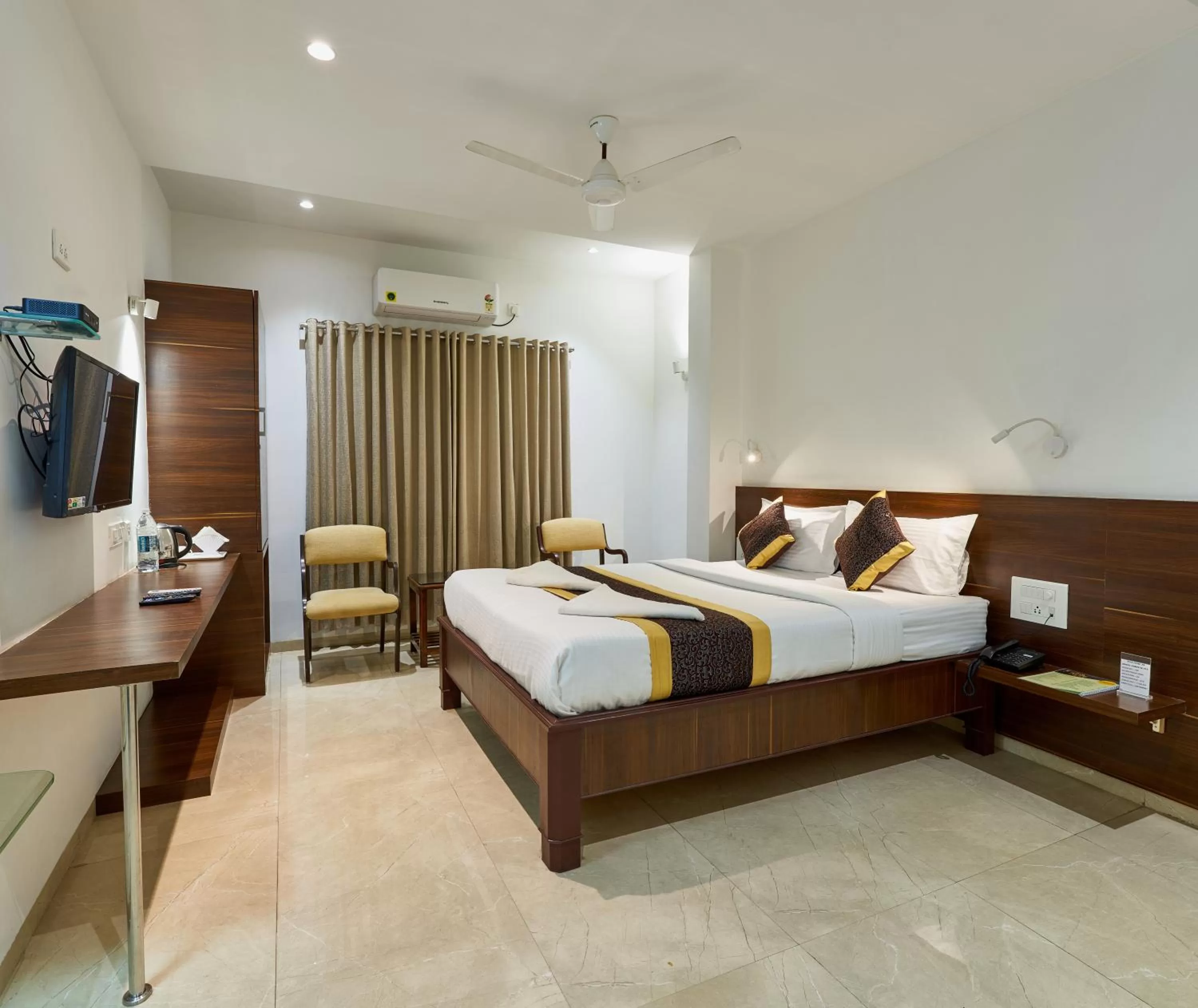 Bedroom, Bed in Hotel Fortune Inn