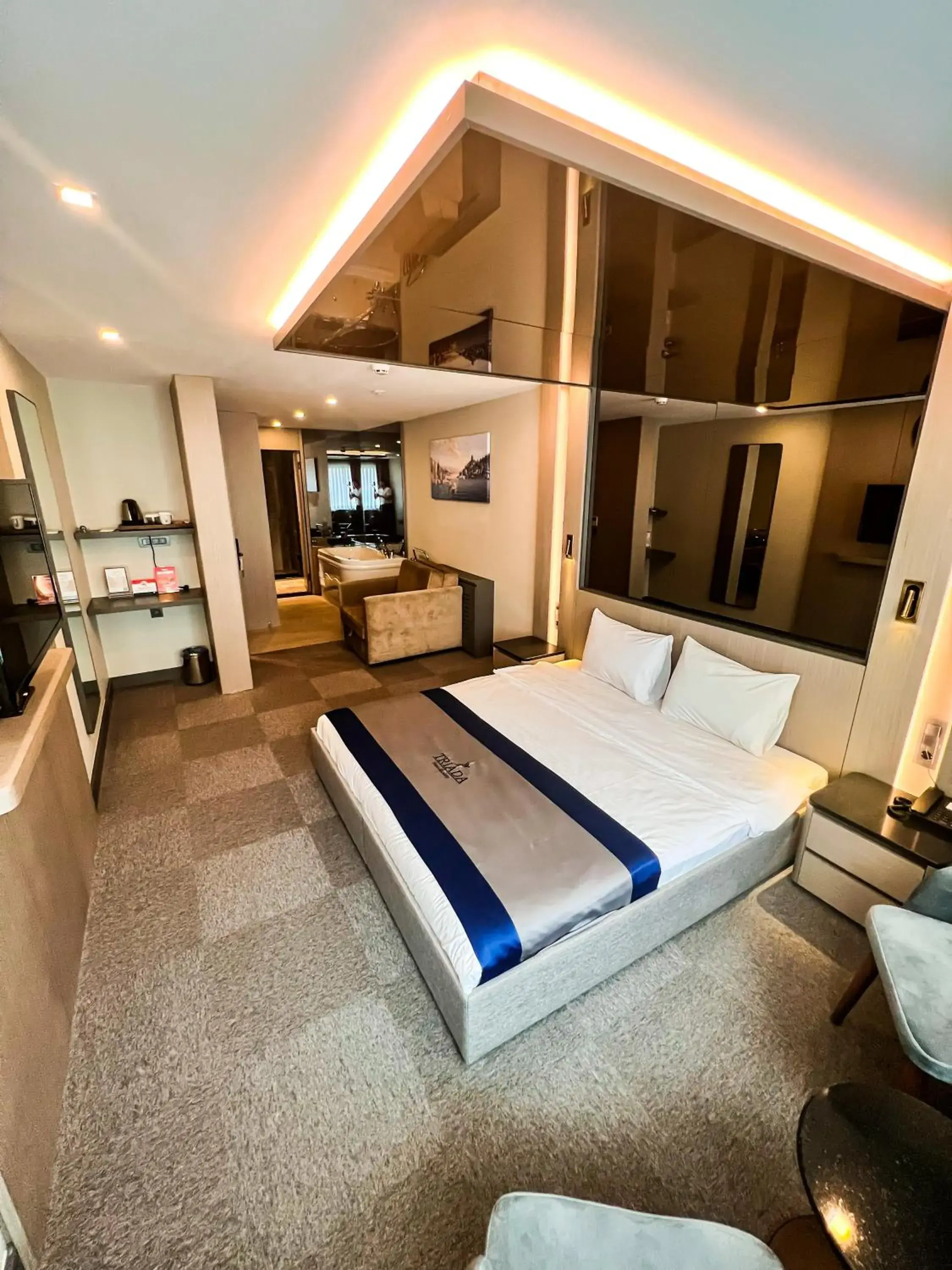 Deluxe Double Room with Jacuzzi (Annex Building) in Triada Hotel Karaköy Deluxe Double Room with Jacuzzi (Annex Building) in Triada Hotel Karaköy