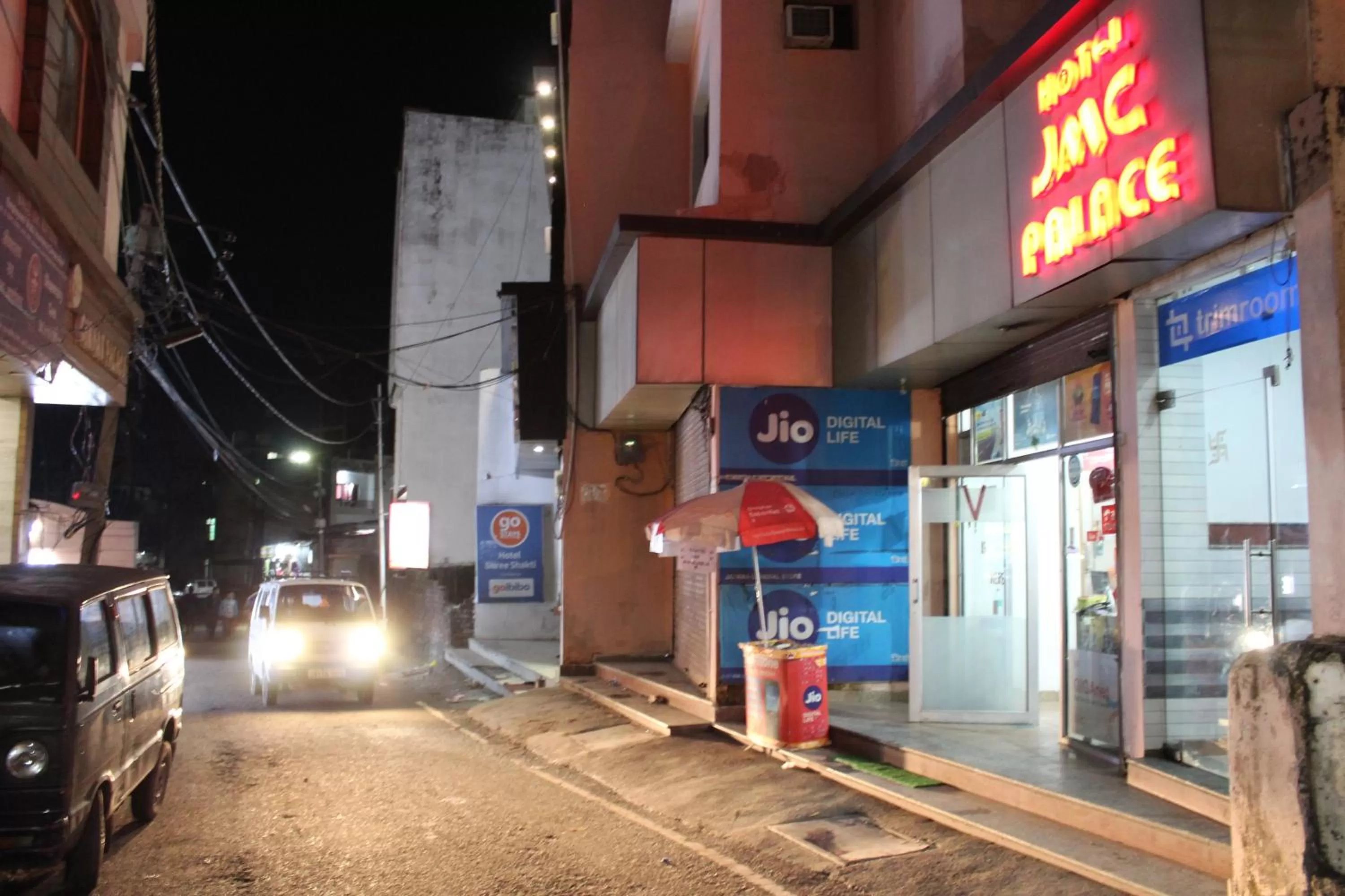 Facade/entrance in Trimrooms JMC Katra