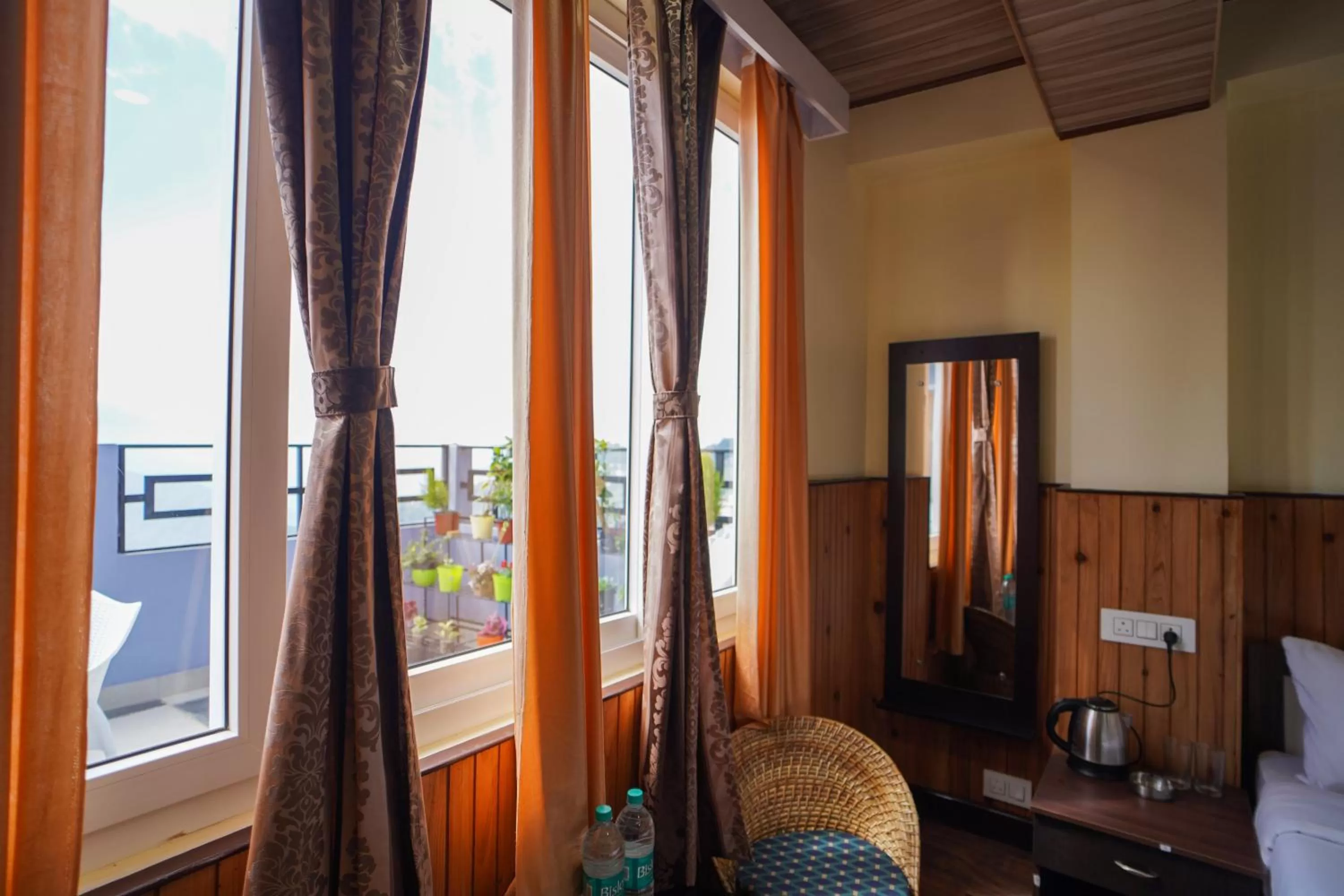 Bed in Hotel Hill Queen near Sherpa Gumba Darjeeling Mall 5 Min Couple Friendly