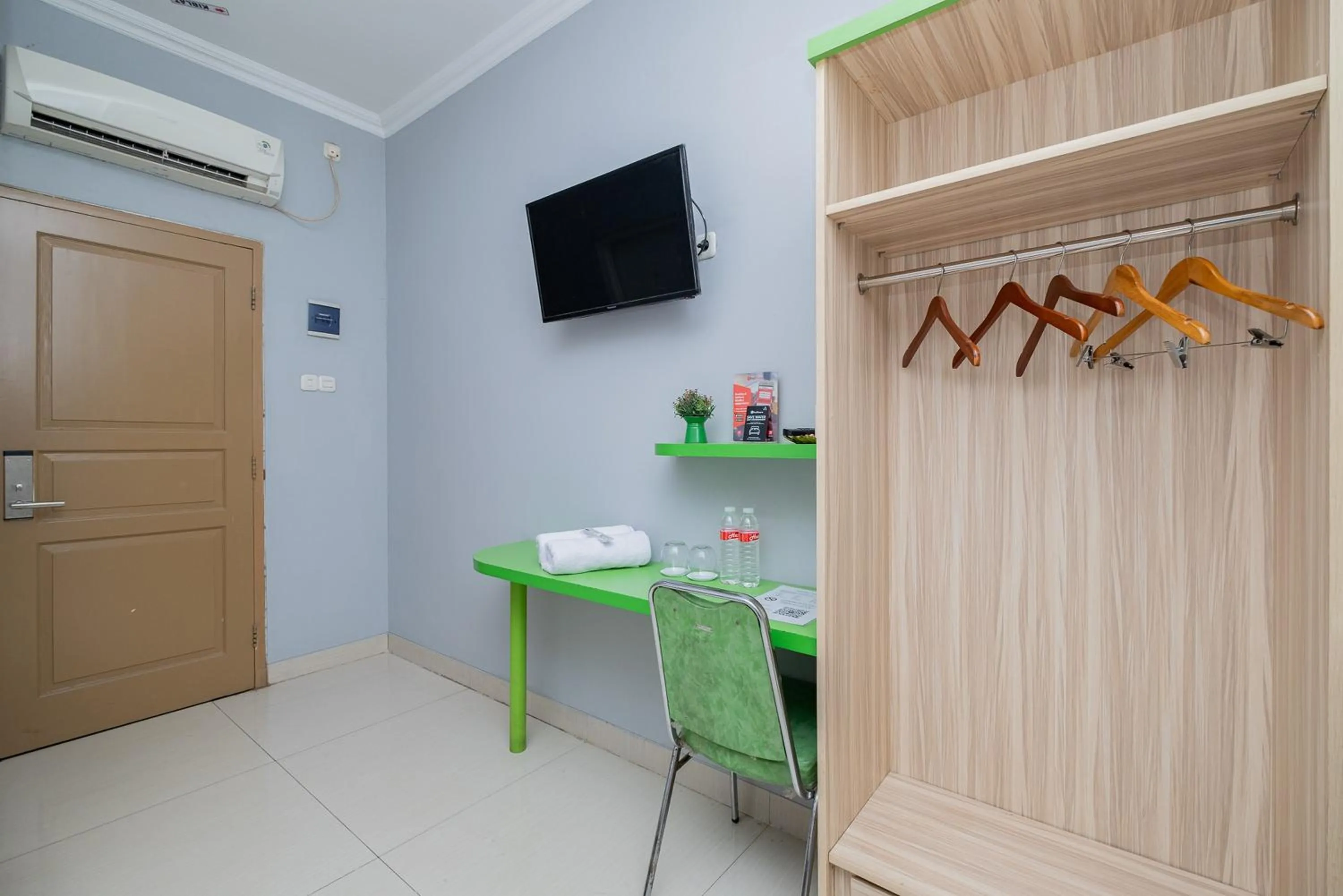 TV and multimedia in RedDoorz Plus @ Cideng Barat