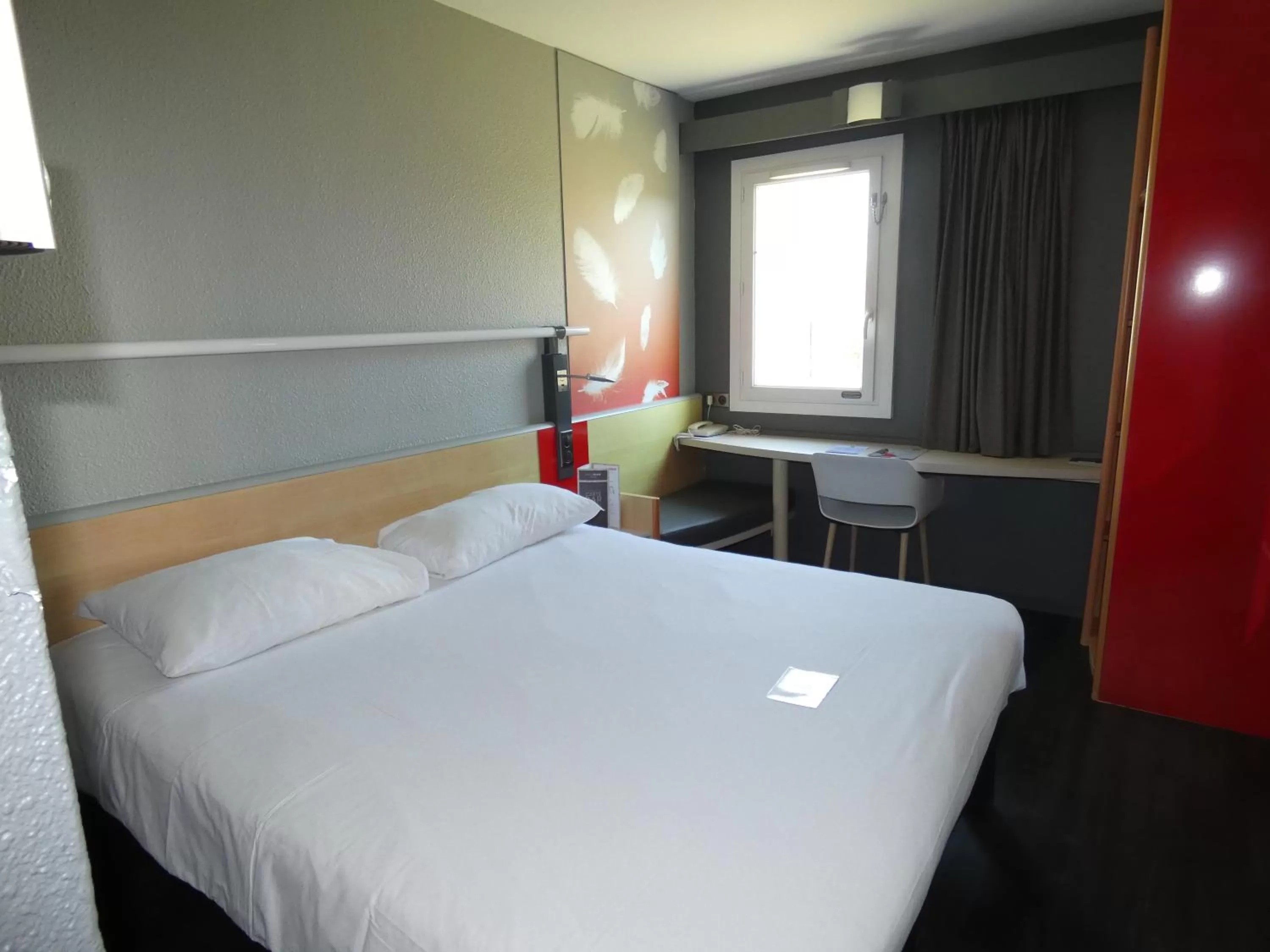 Bedroom, Bed in ibis Saintes