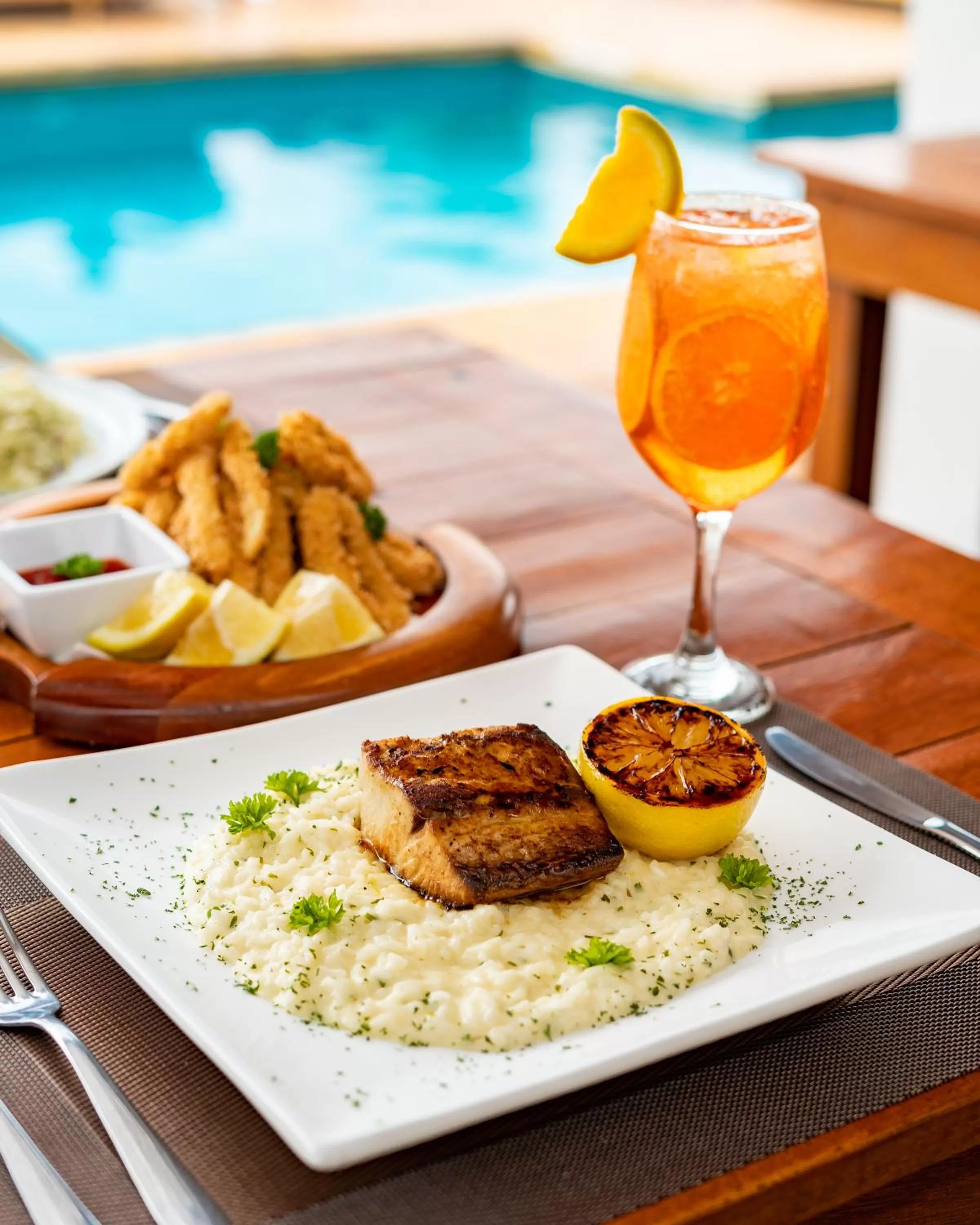 Food and drinks in Jubarte Hotel by Insólito