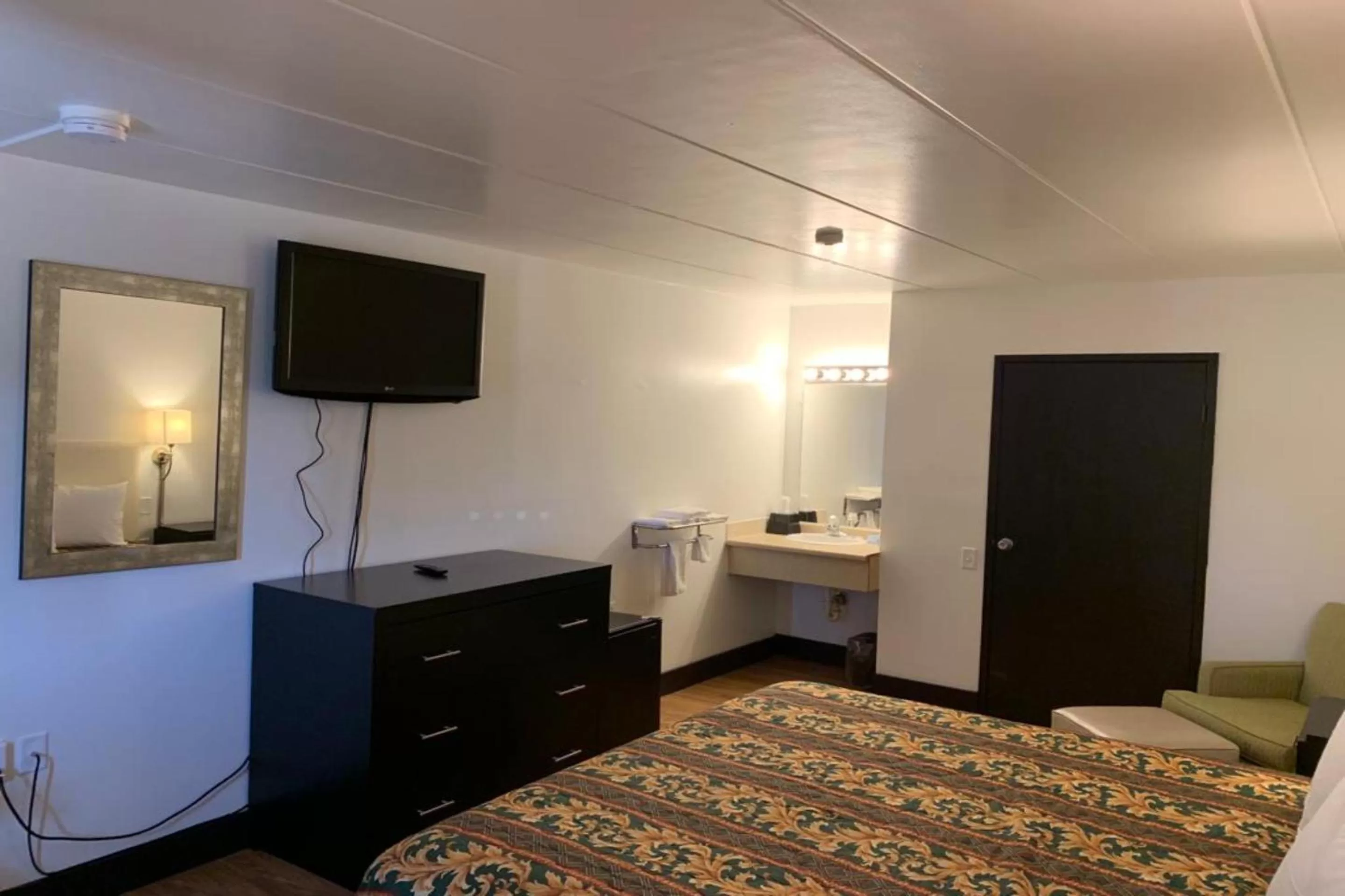 Bedroom, Bed in Economy Inn of Holland