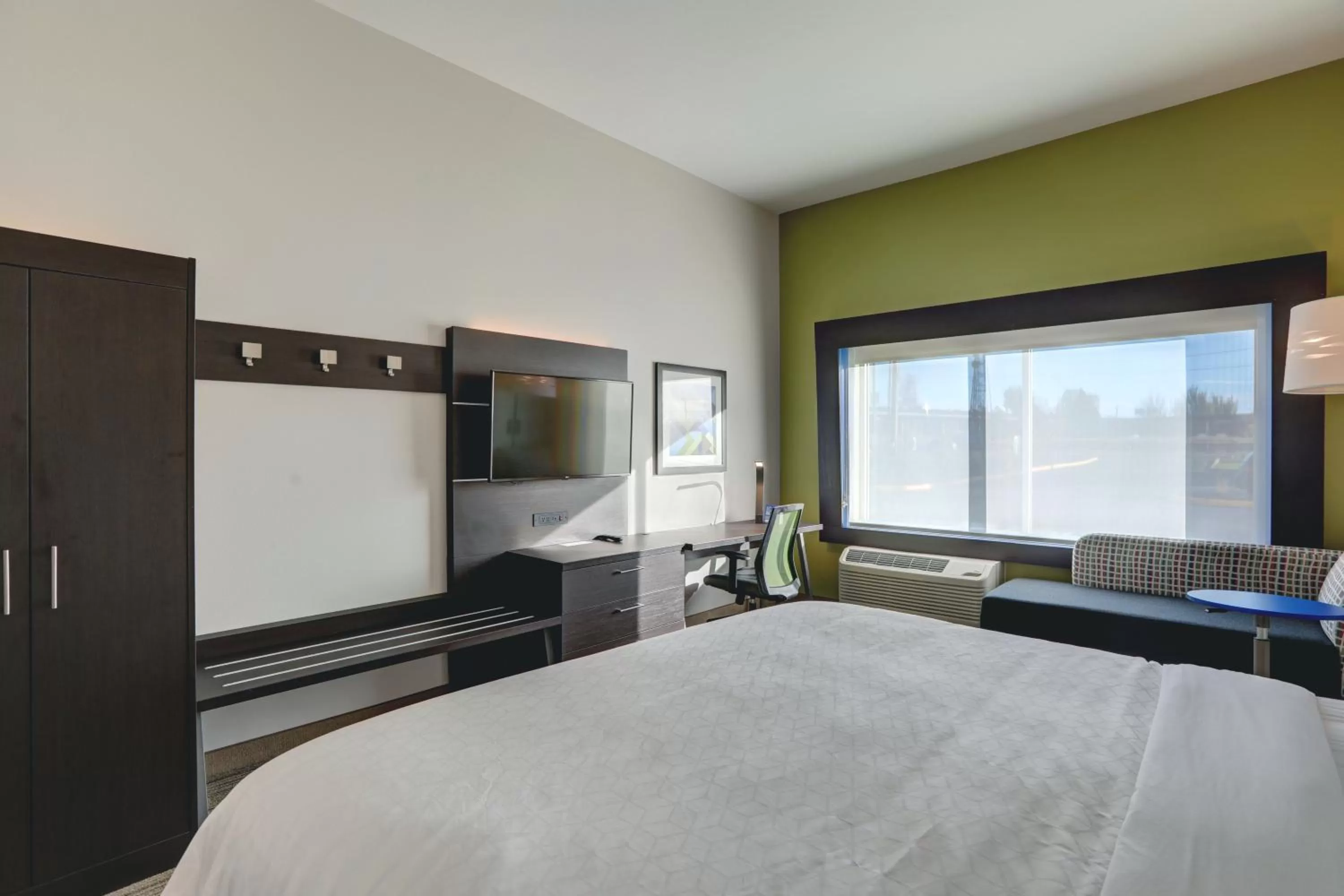 Photo of the whole room, Bed in Holiday Inn Express & Suites - Auburn Downtown by IHG
