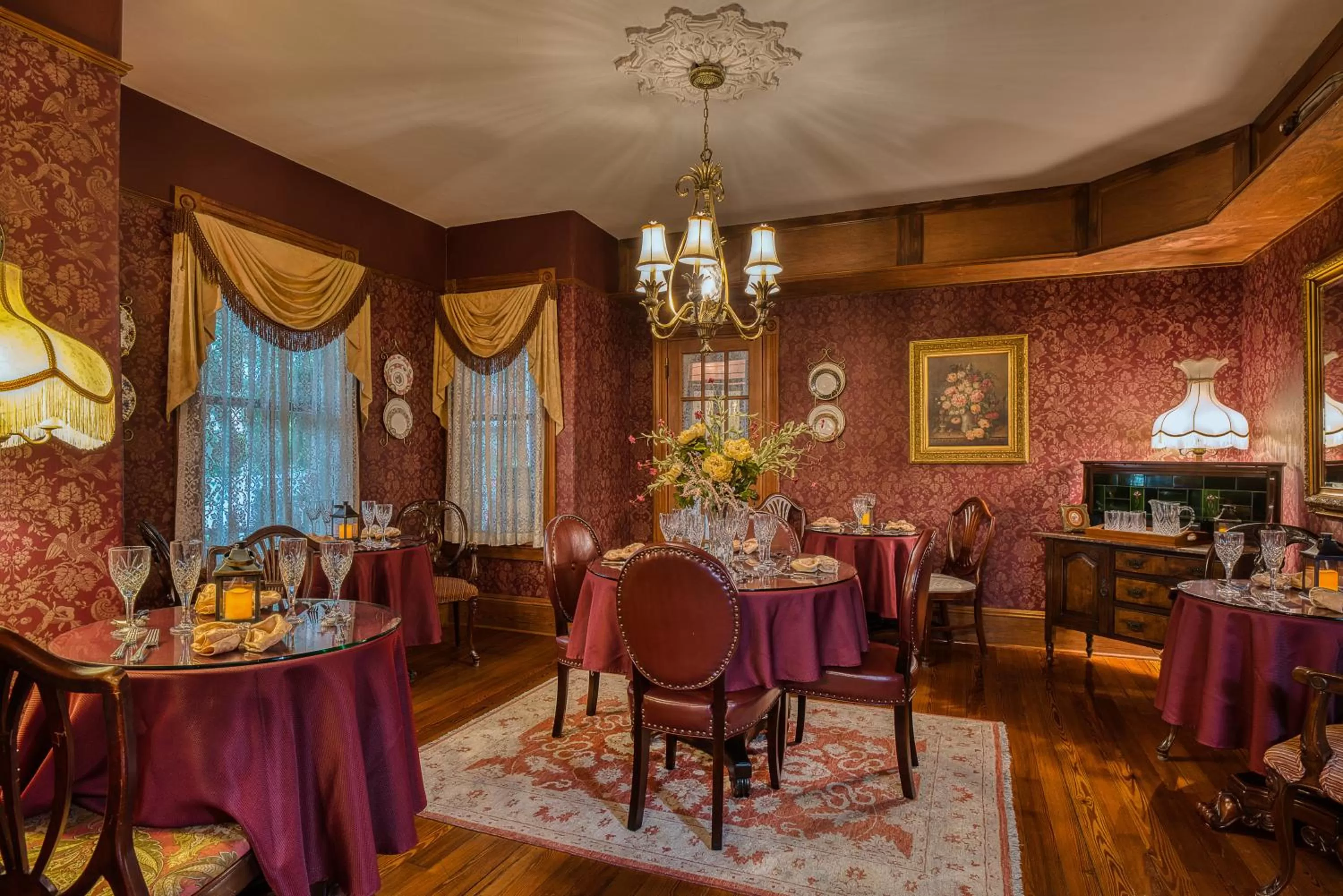 Breakfast in Cedar House Inn