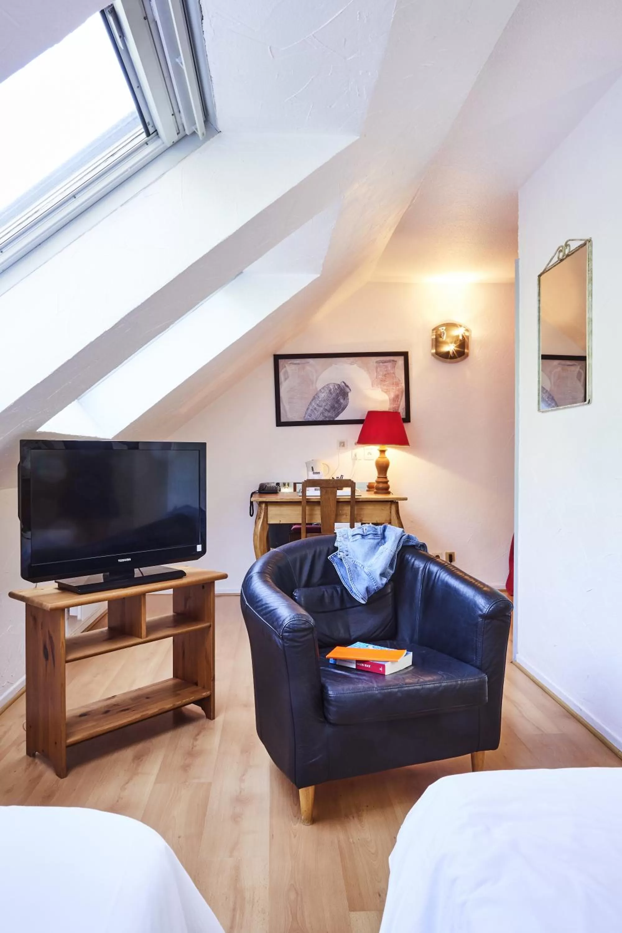 Communal lounge/ TV room, Bed in Logis Bagatelle - 51530 Dizy