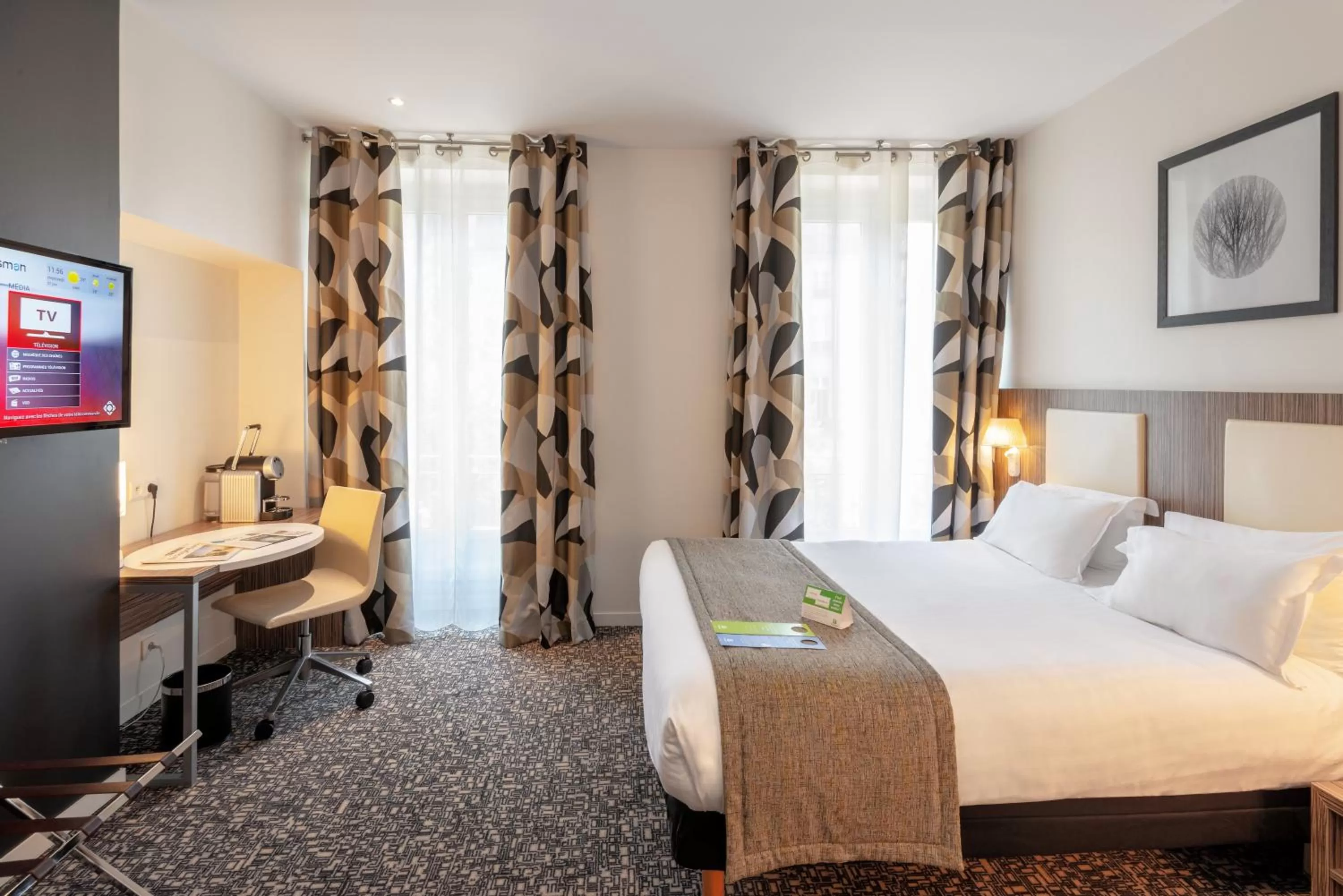 Photo of the whole room, Bed in Holiday Inn Paris Opéra - Grands Boulevards by IHG
