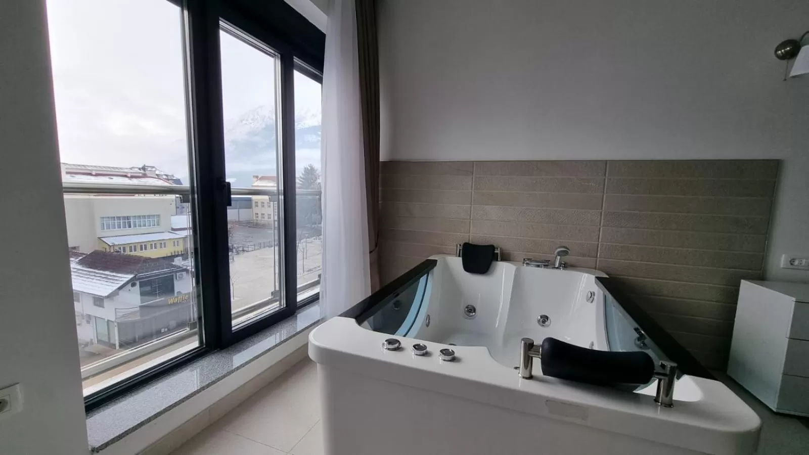 Hot Tub in Elan Luxury Apartments & Rooms