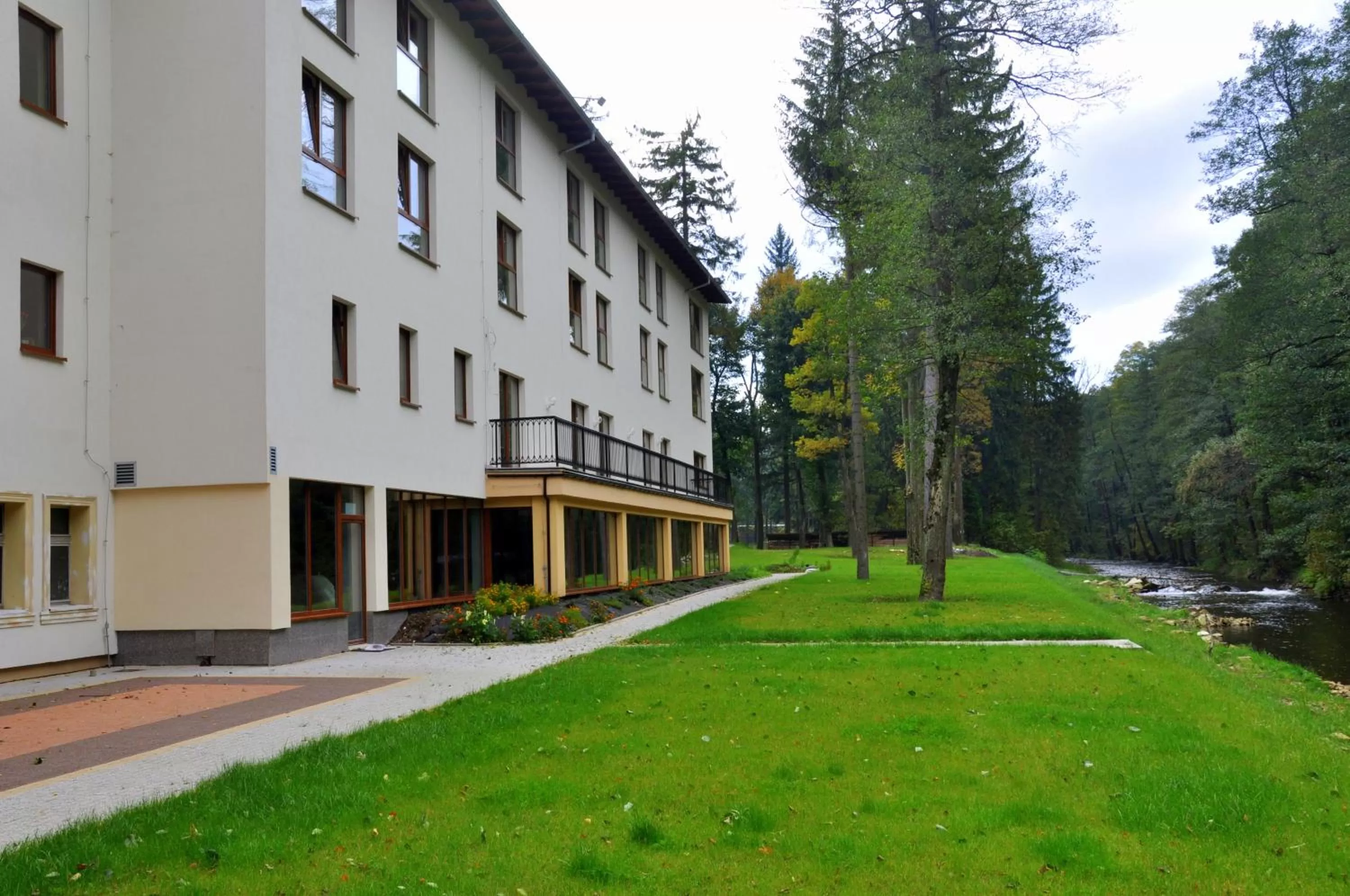Garden, Property Building in Hotel Mir-Jan SPA
