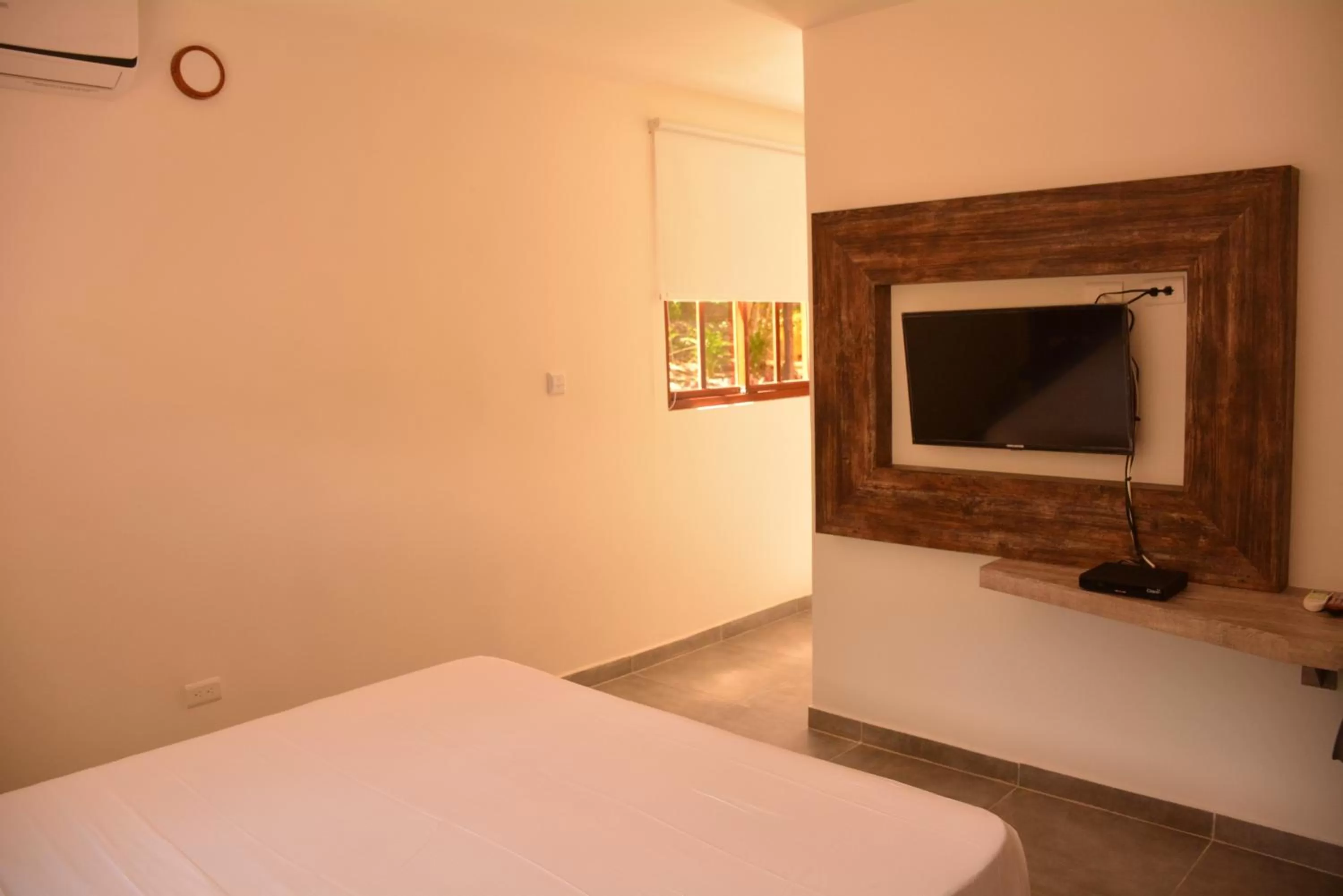 TV and multimedia, TV/Entertainment Center in Hotel Portón del Sol