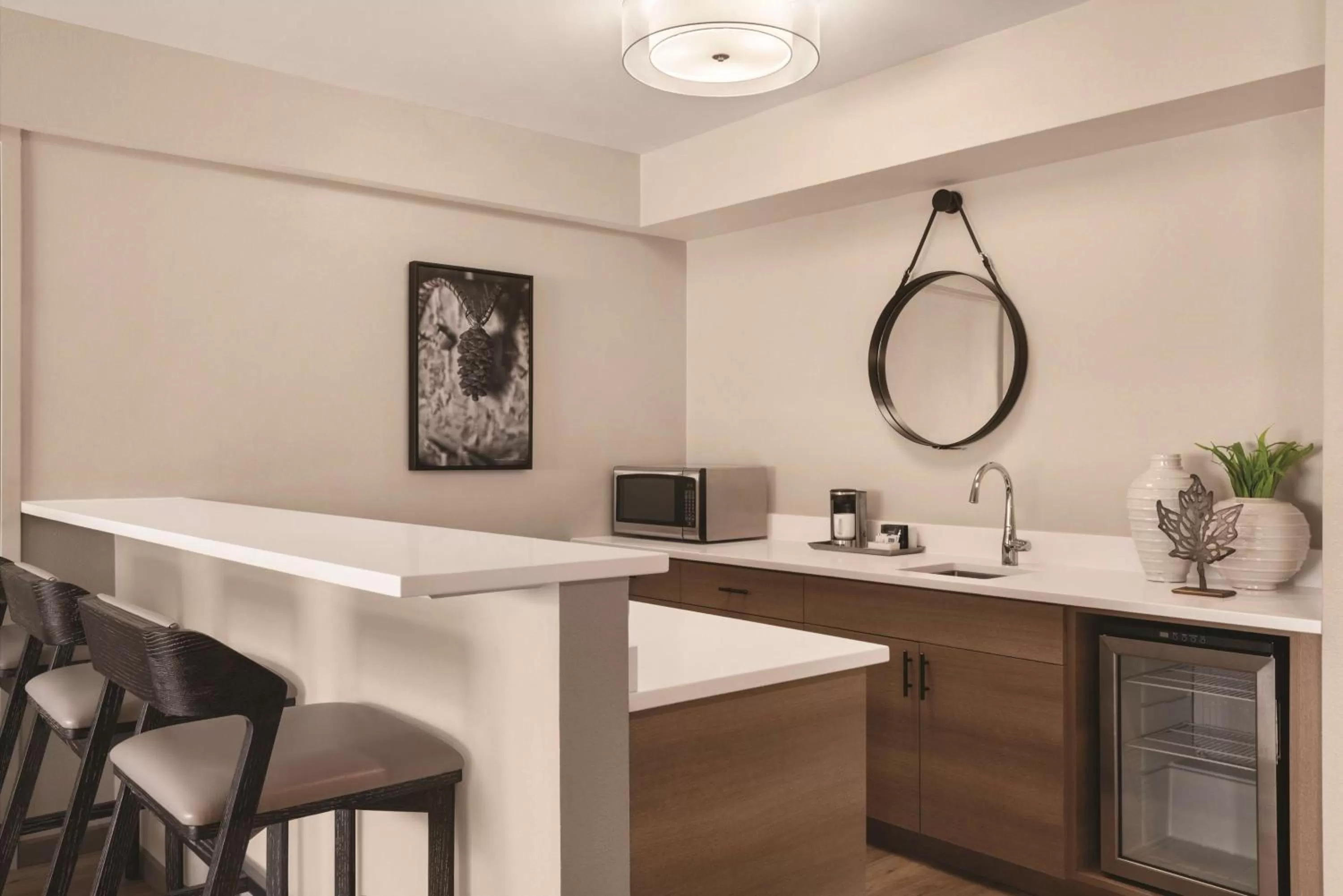 Photo of the whole room, Kitchen/Kitchenette in Radisson Hotel & Conference Center Green Bay