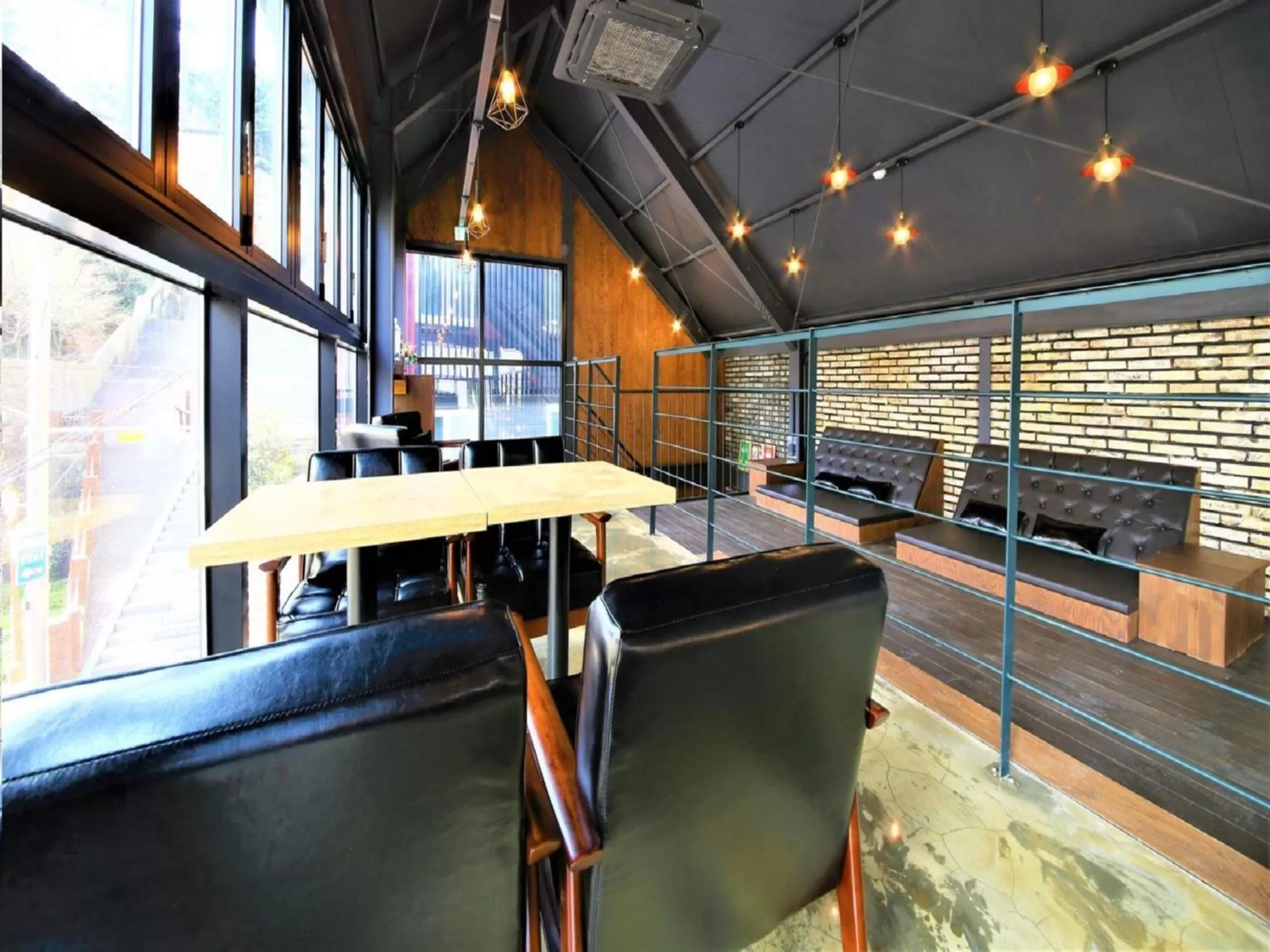 Restaurant/places to eat in Elysee Hotel