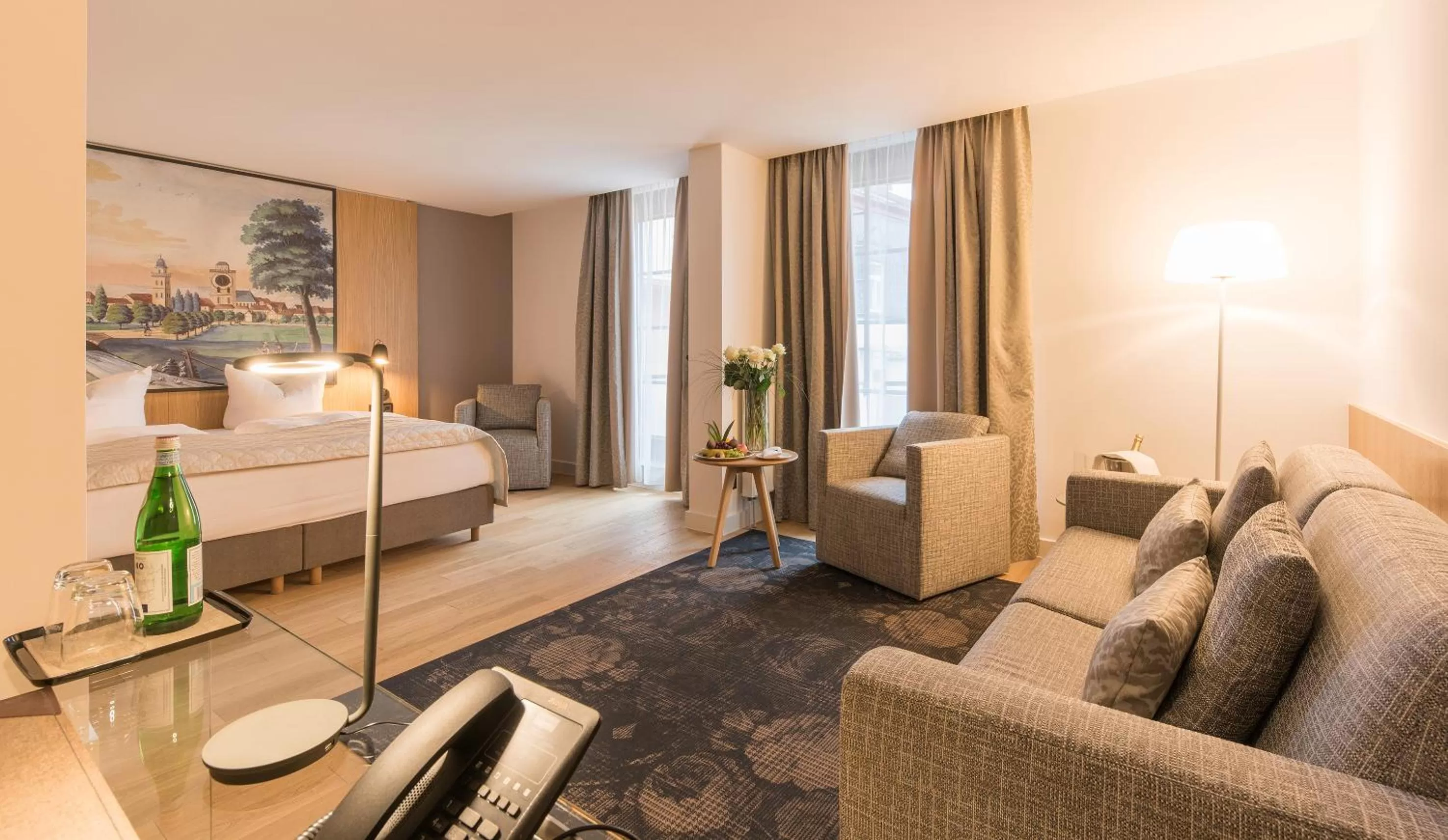 Living room, Bed in Hotel Bayerischer Hof