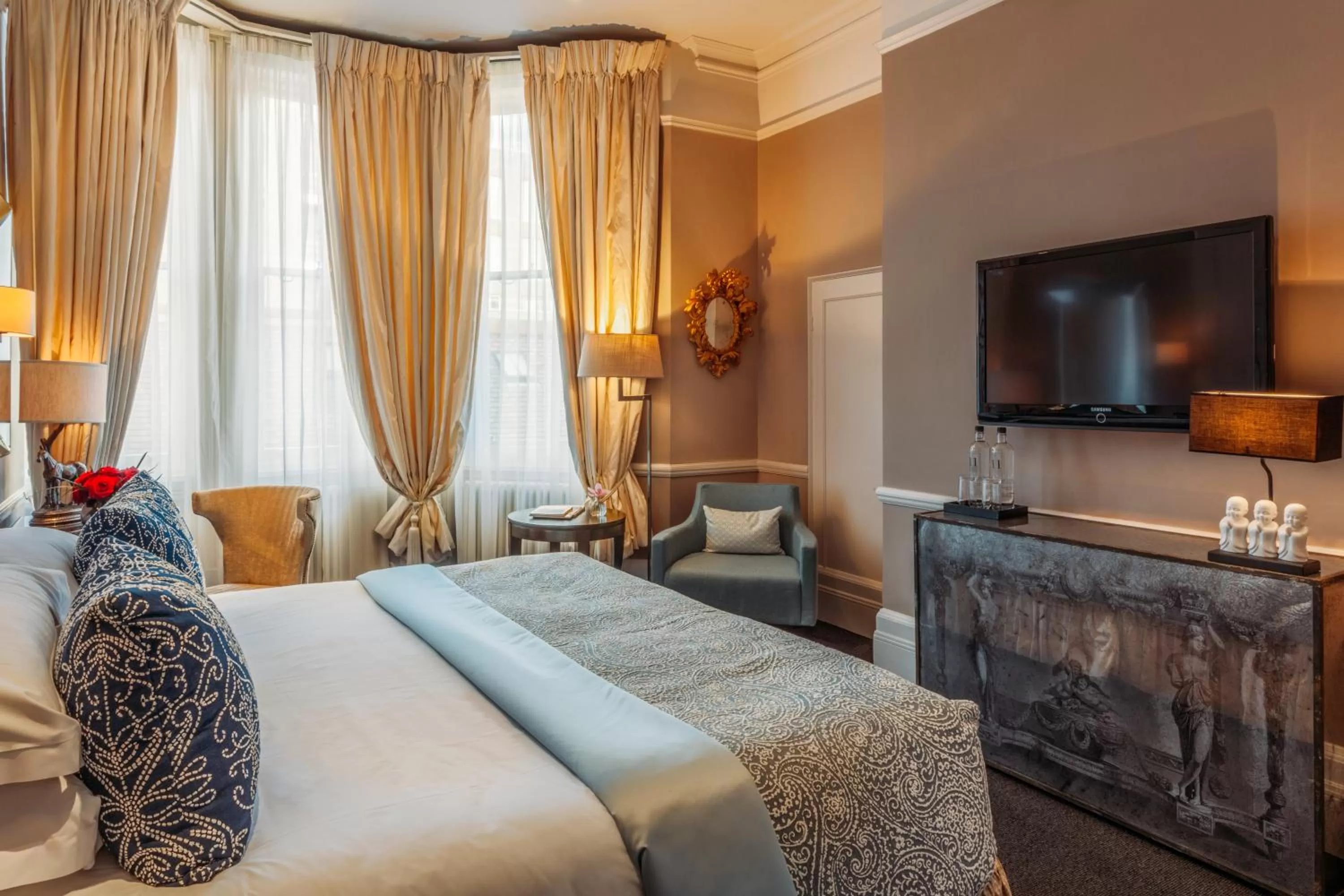 Bedroom, Bed in 11 Cadogan Gardens and The Apartments by Iconic Luxury Hotels