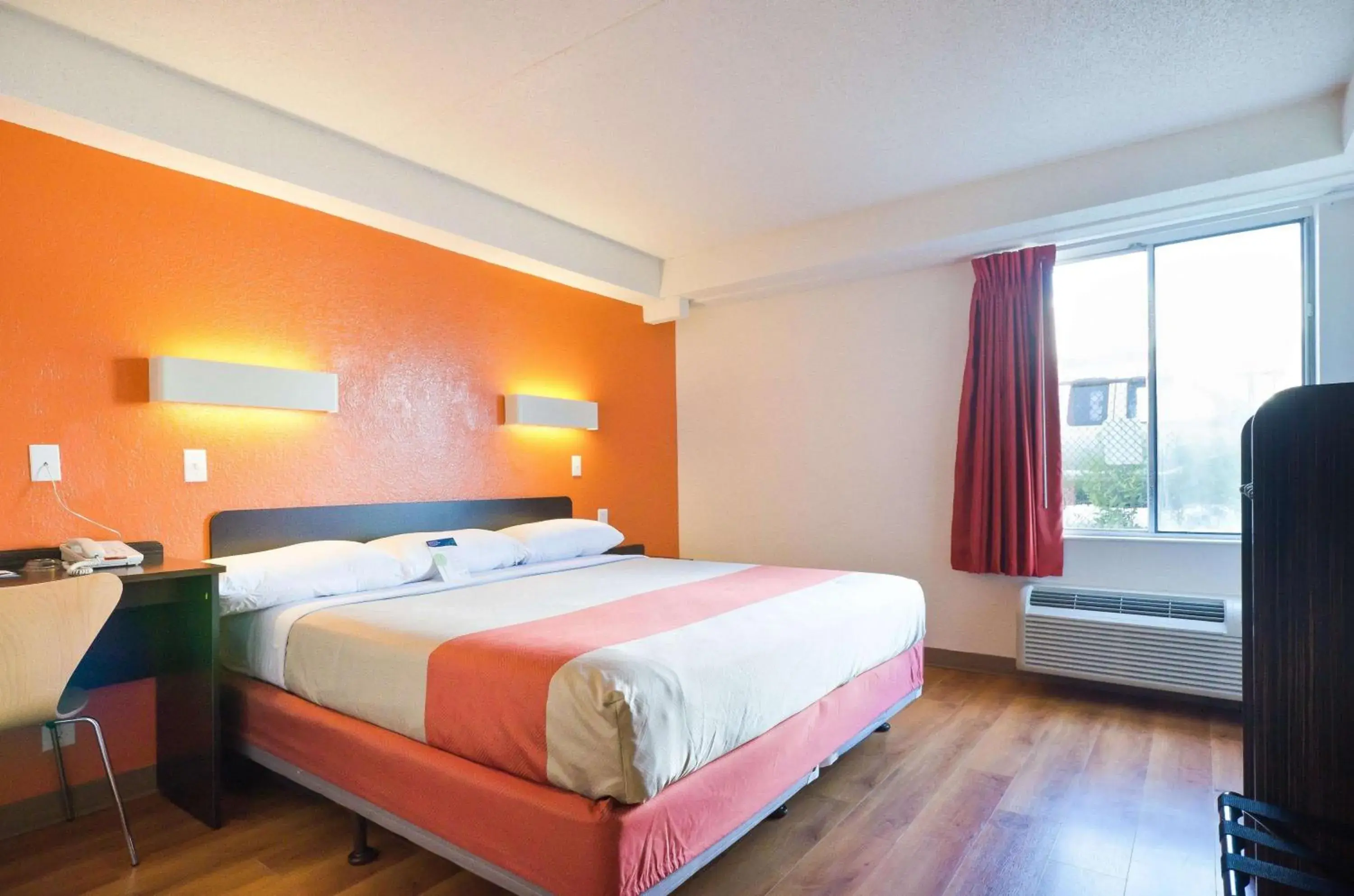 King Room with Roll-In Shower - Disability Access in Motel 6-Springfield, DC - Washington Southwest King Room with Roll-In Shower - Disability Access in Motel 6-Springfield, DC - Washington Southwest