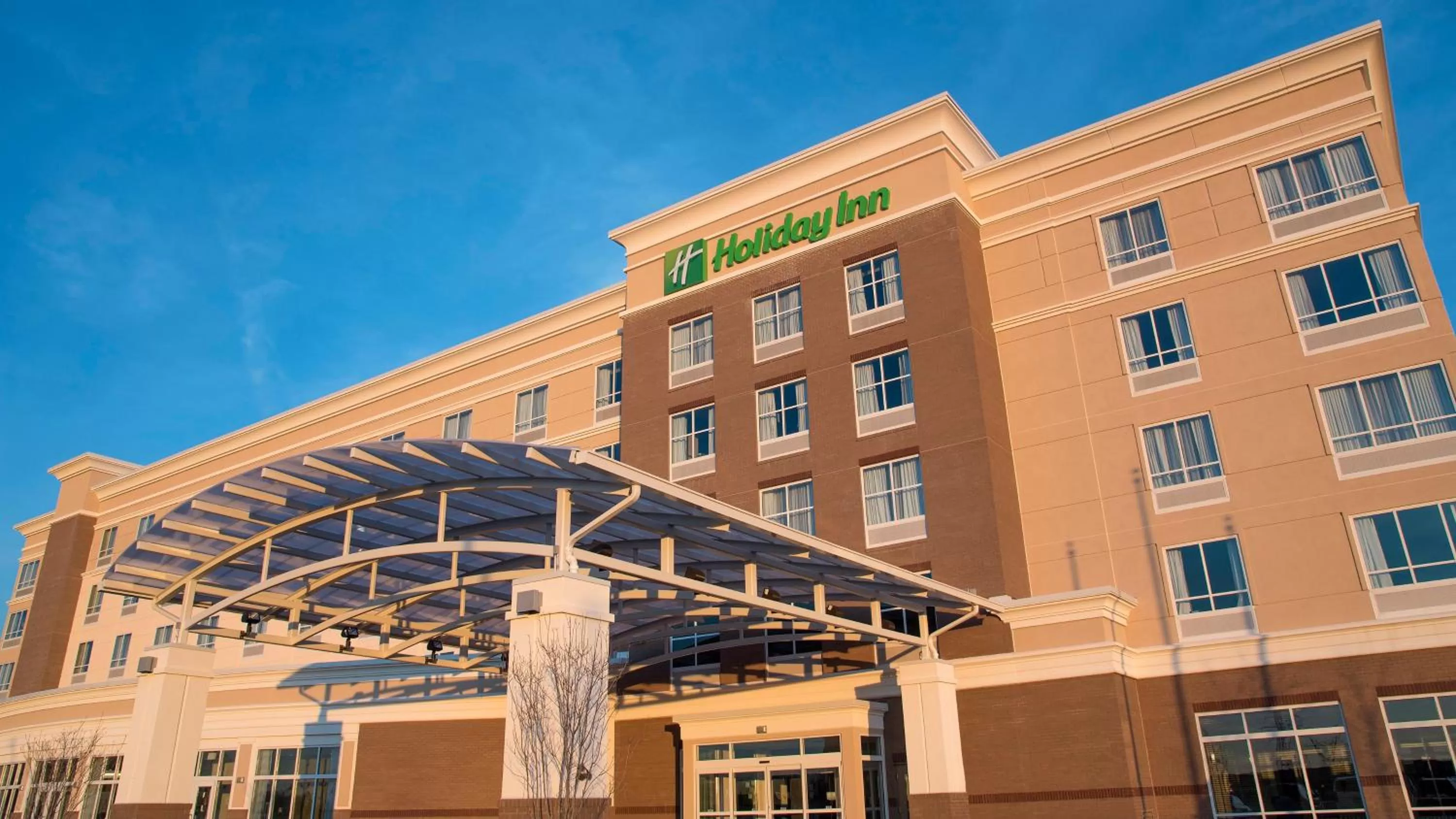 Property building in Holiday Inn Indianapolis Airport by IHG