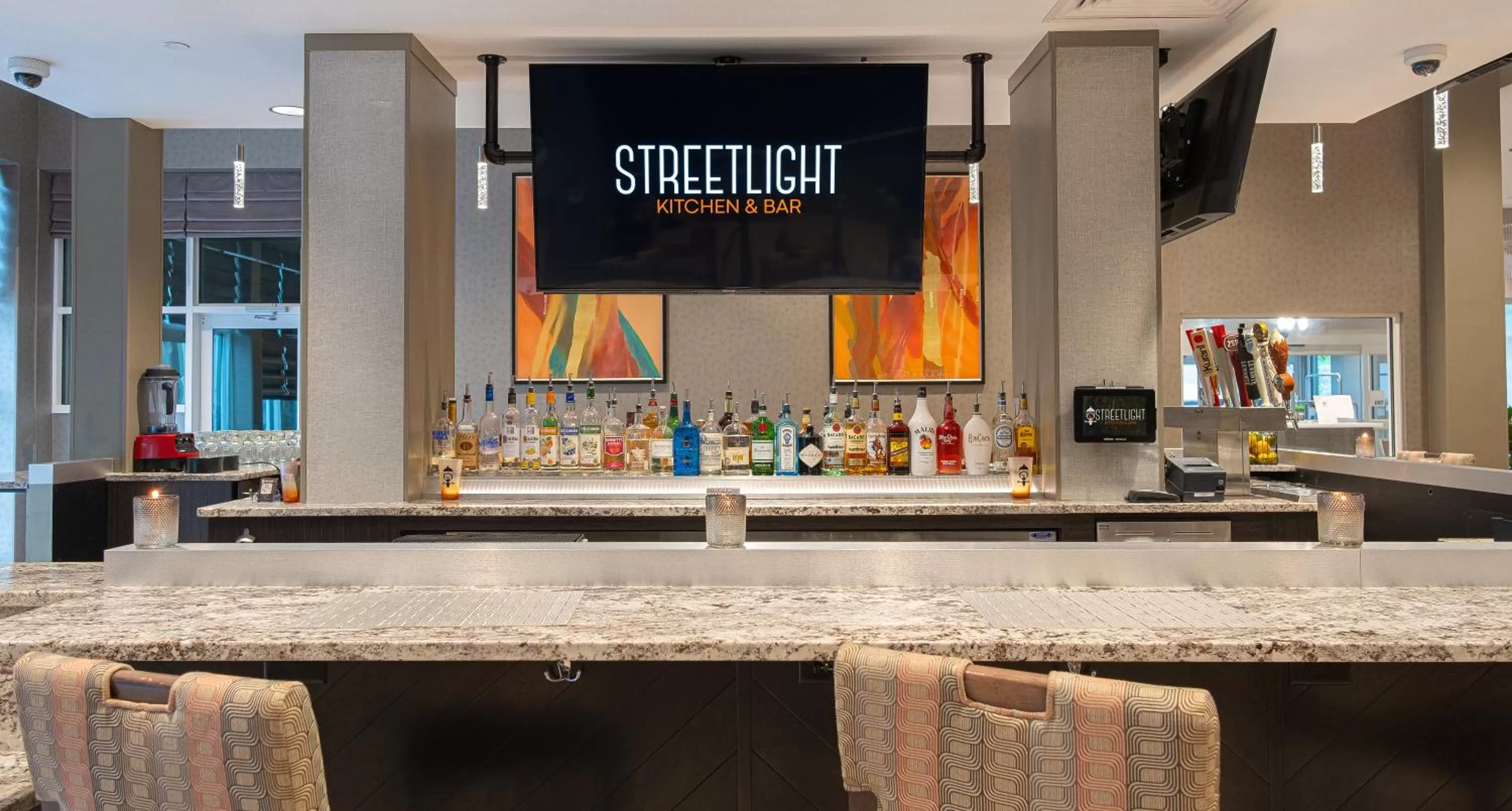 Lounge or bar in Holiday Inn & Suites Philadelphia W - Drexel Hill by IHG