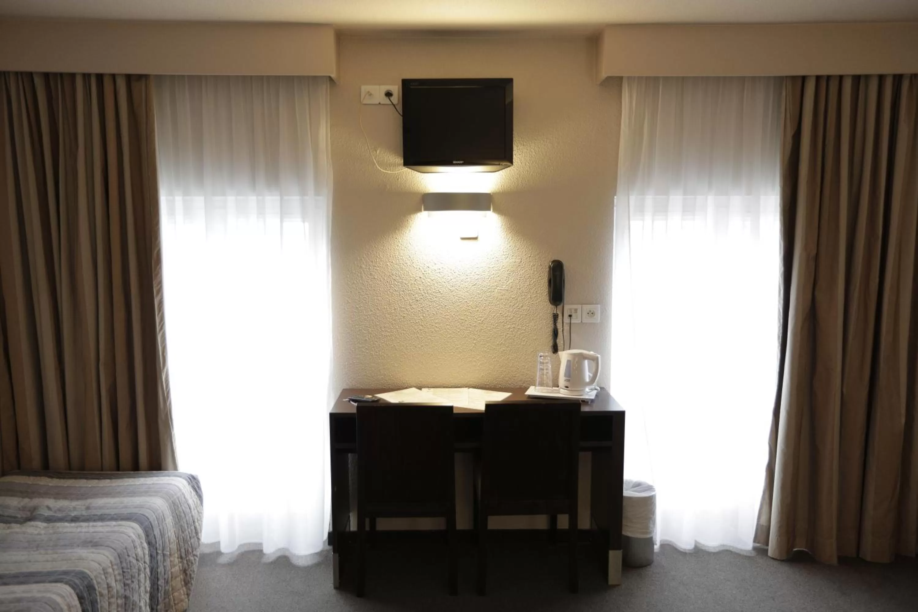 TV and multimedia in Hôtel Au Petit Caporal