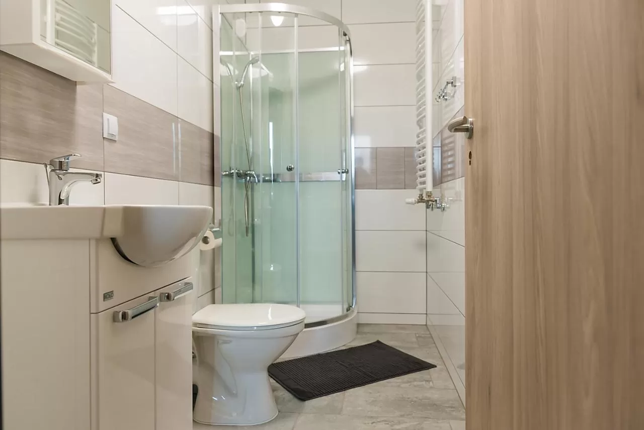 Bathroom in Dom Wycieczkowy "Na stadionie"