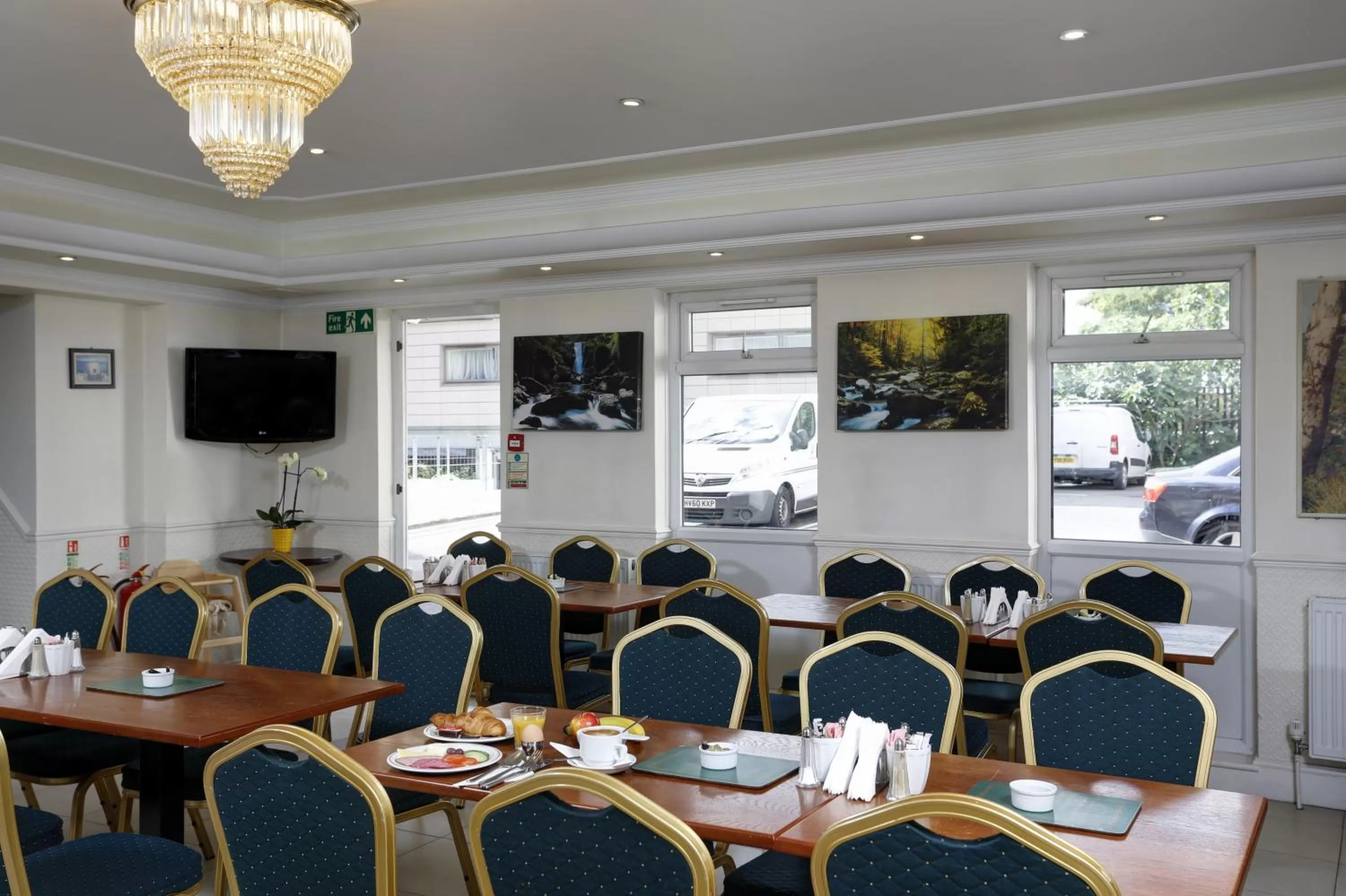 Restaurant/places to eat in Best Western London Highbury
