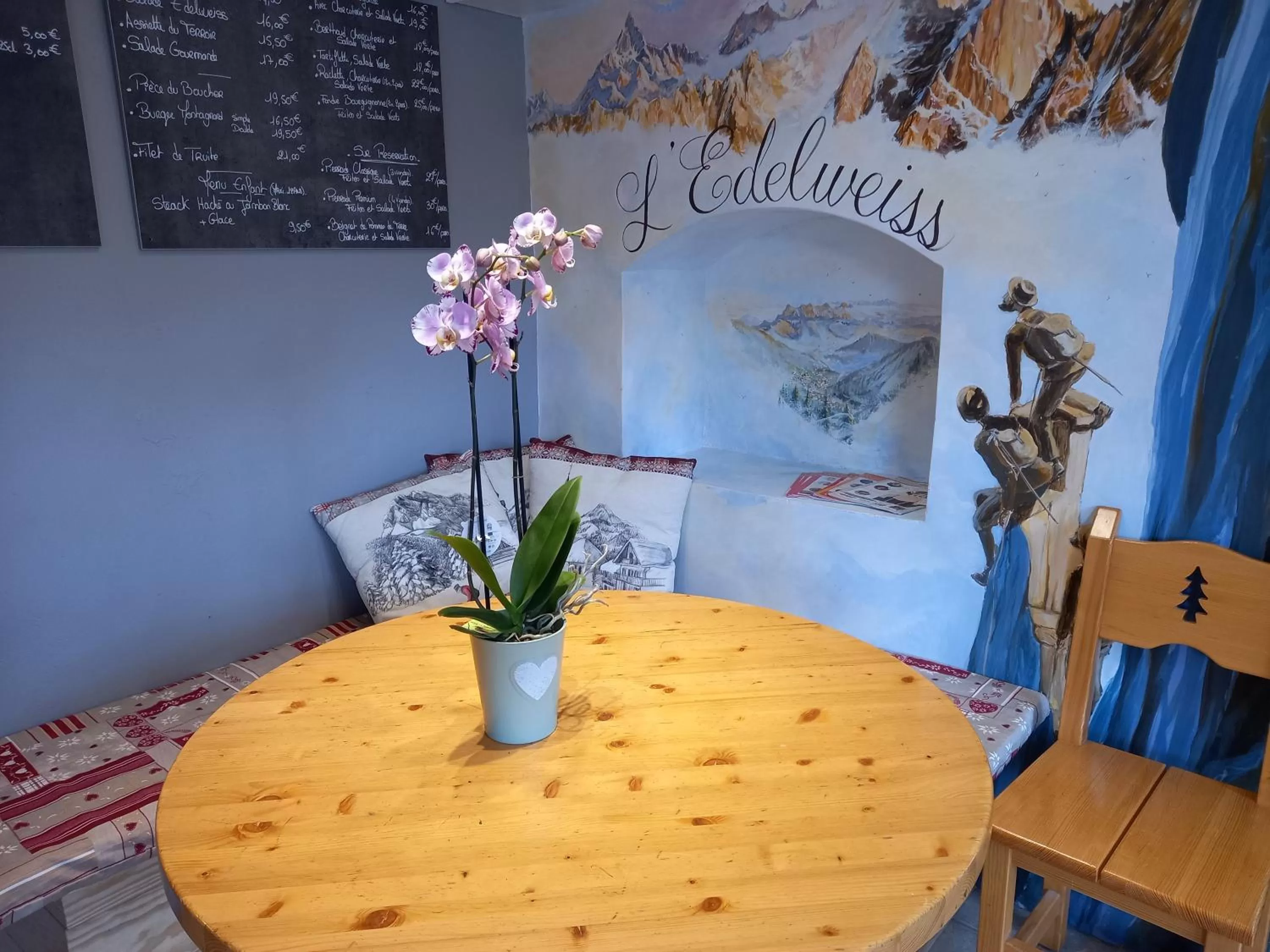 Lounge or bar in Hôtel l'Edelweiss