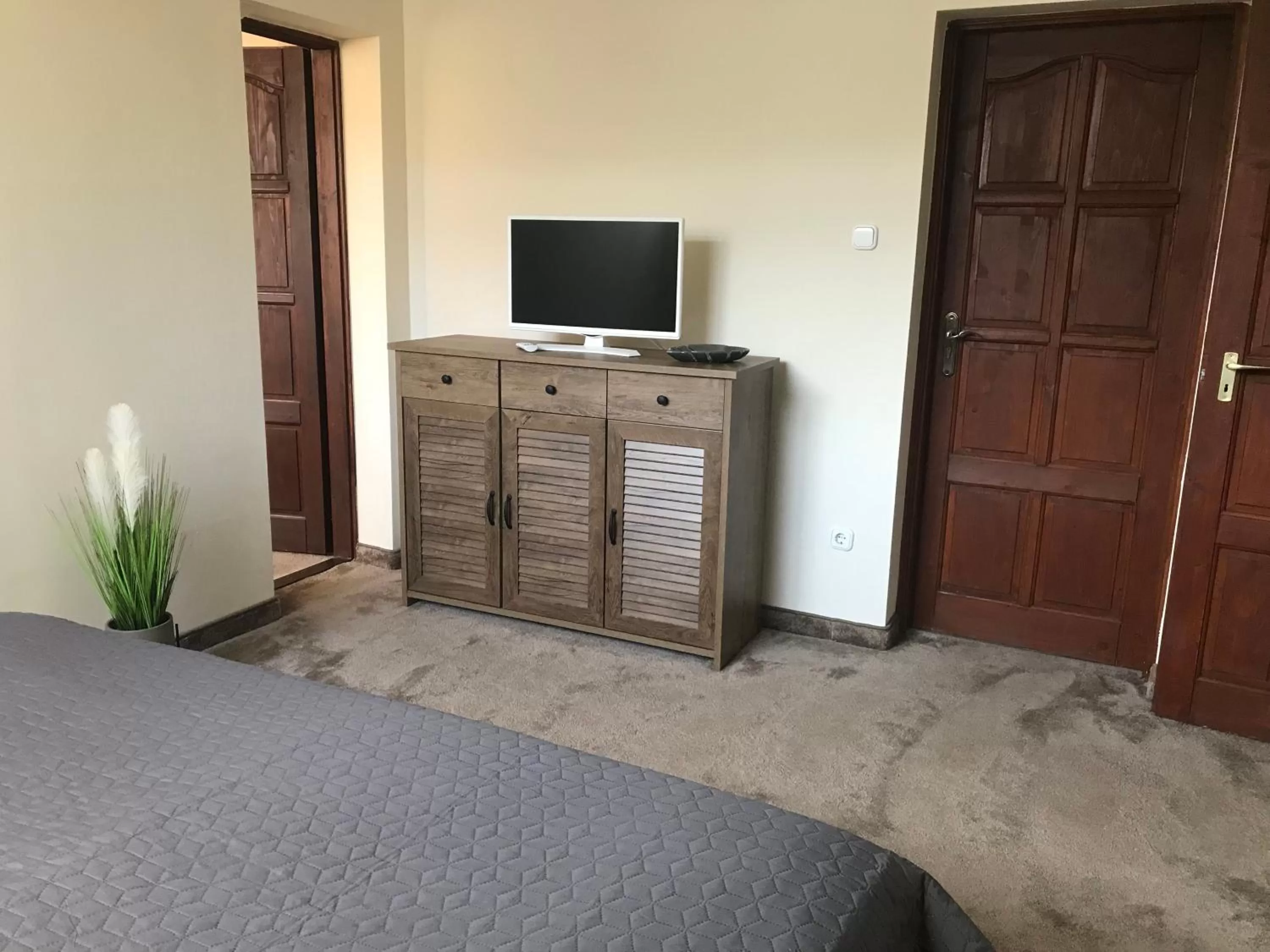 TV/Entertainment Center in Sempre Étterem És Panzió