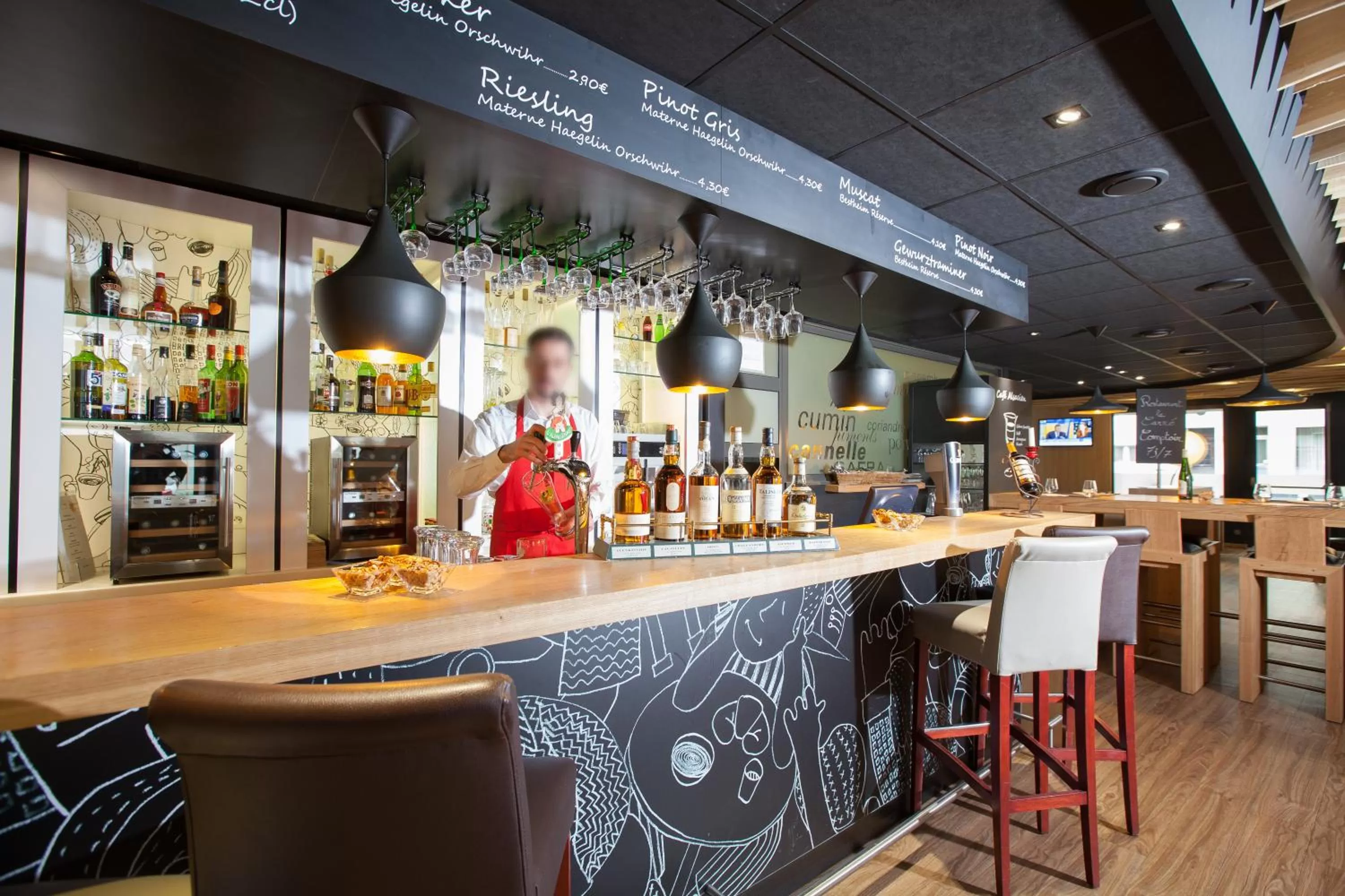 Lounge or bar in Ibis Aéroport Bâle Mulhouse