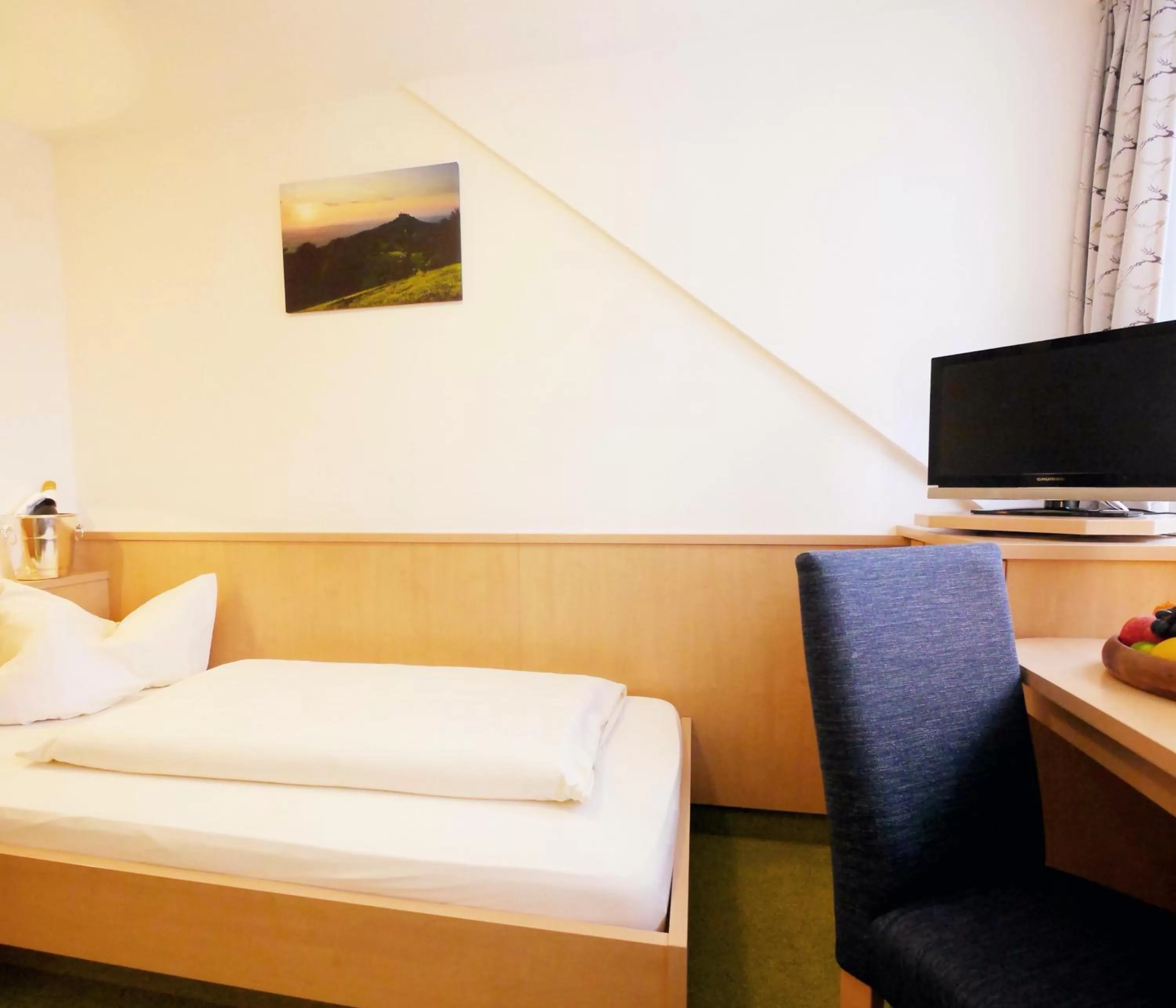 Bedroom, Bed in Berghotel Zollersteighof