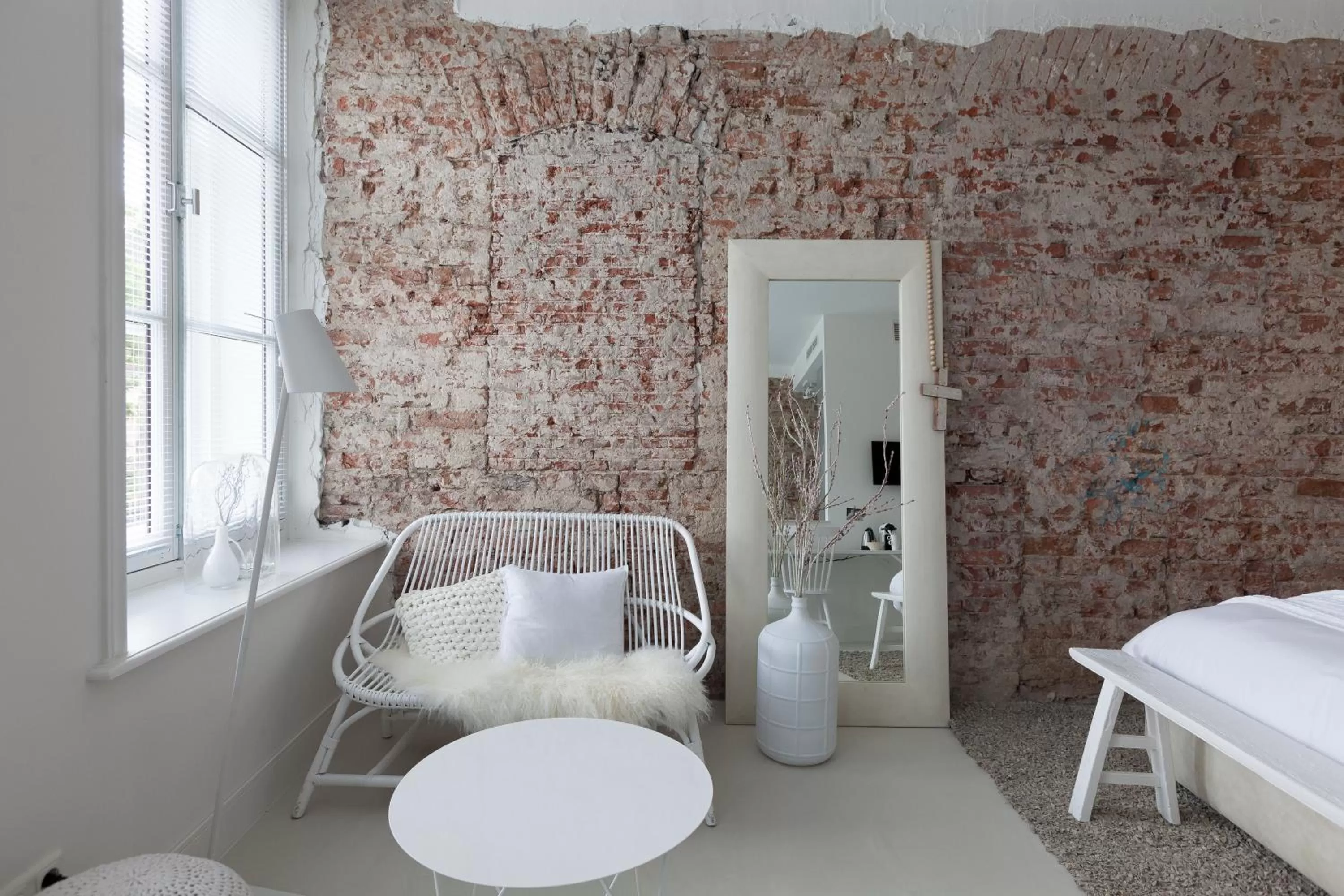 Seating area, Bed in Mother Goose Hotel