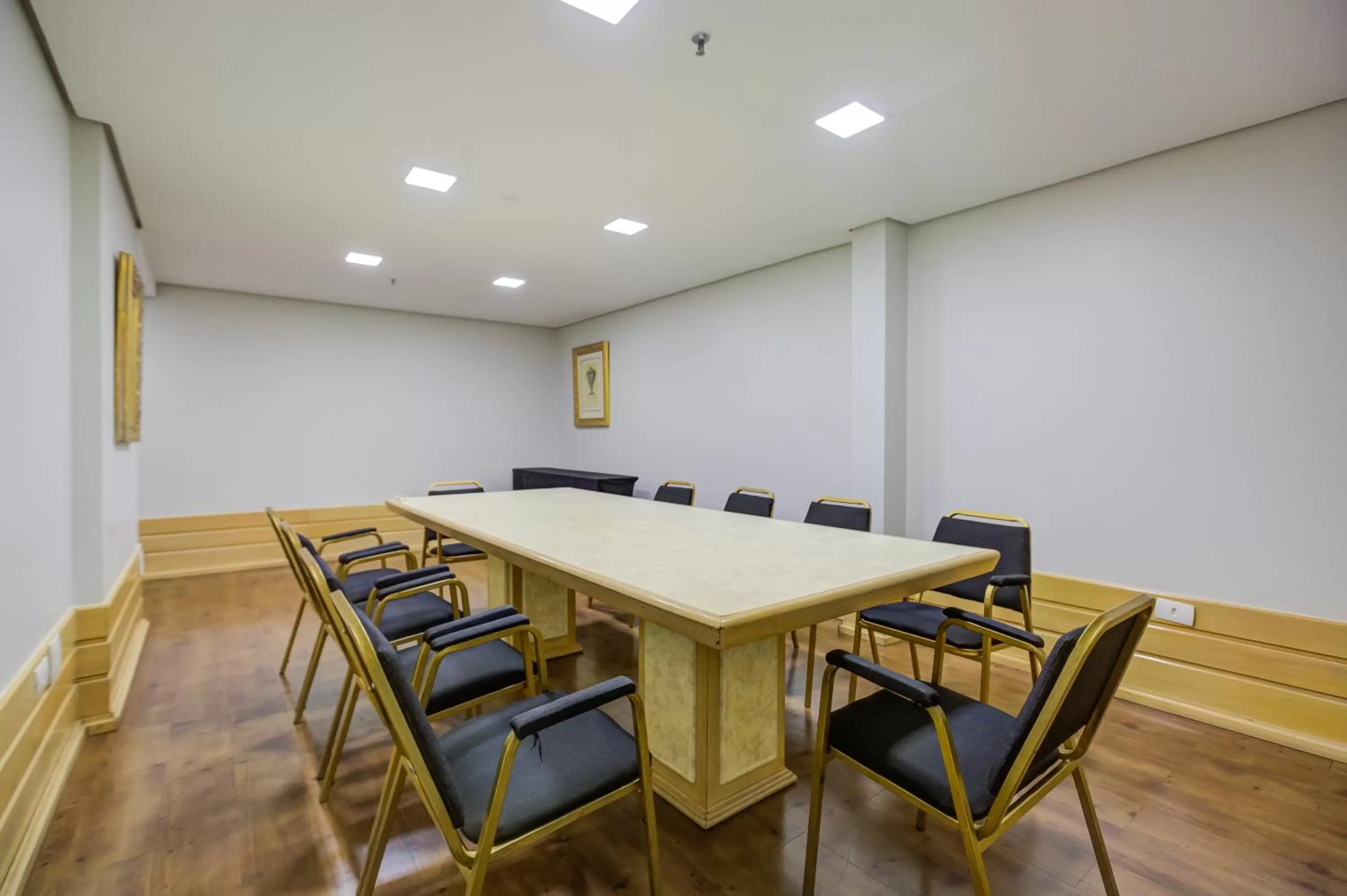 Meeting/conference room in Slaviero Londrina Flat