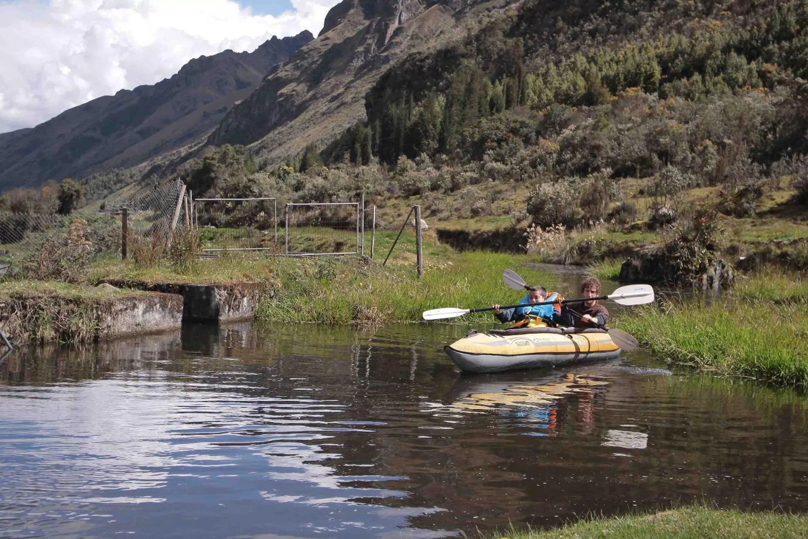Canoeing in Hacienda Hostería Dos Chorreras