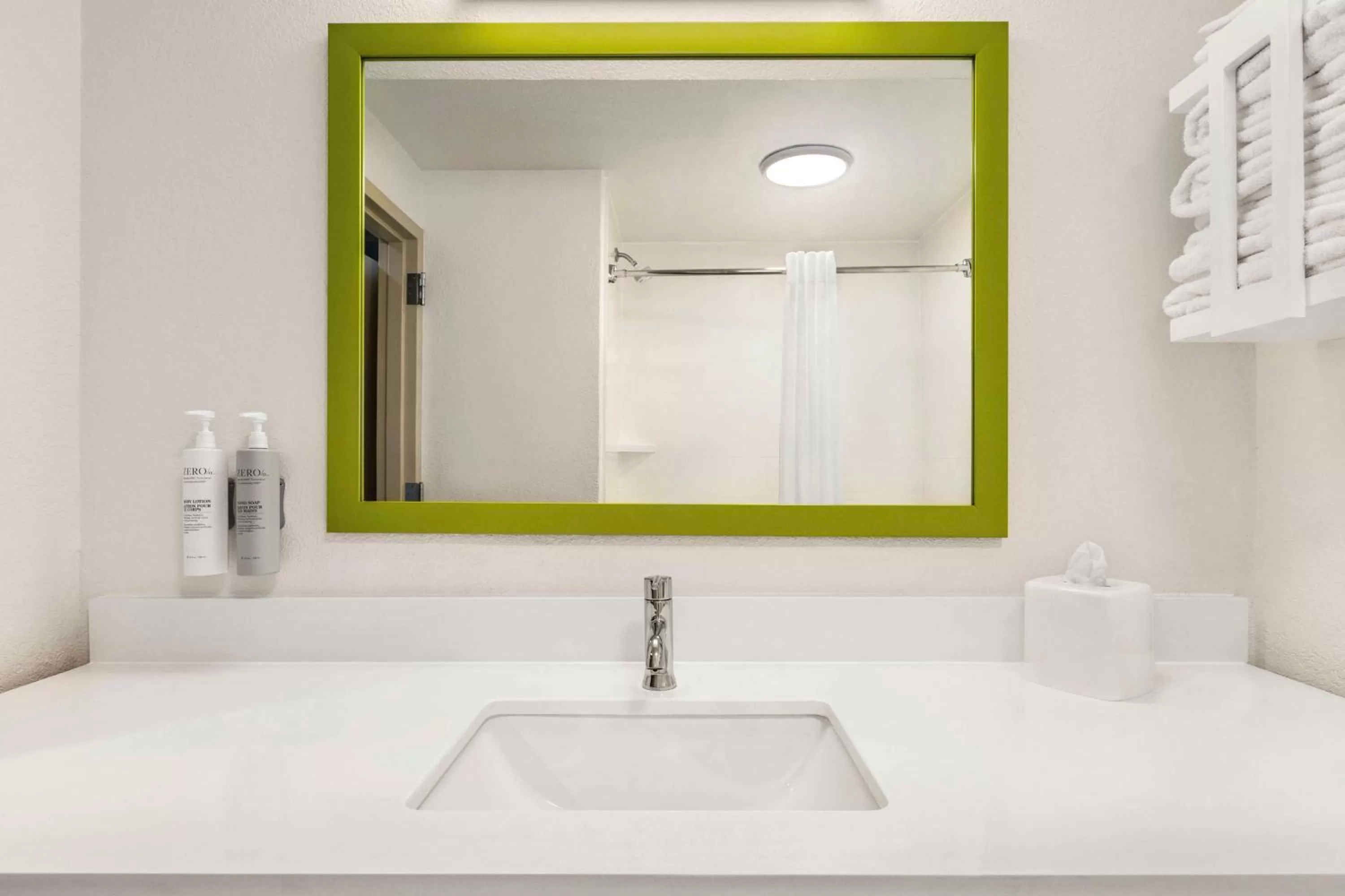 Bathroom in Hampton Inn Atlanta-Stone Mountain