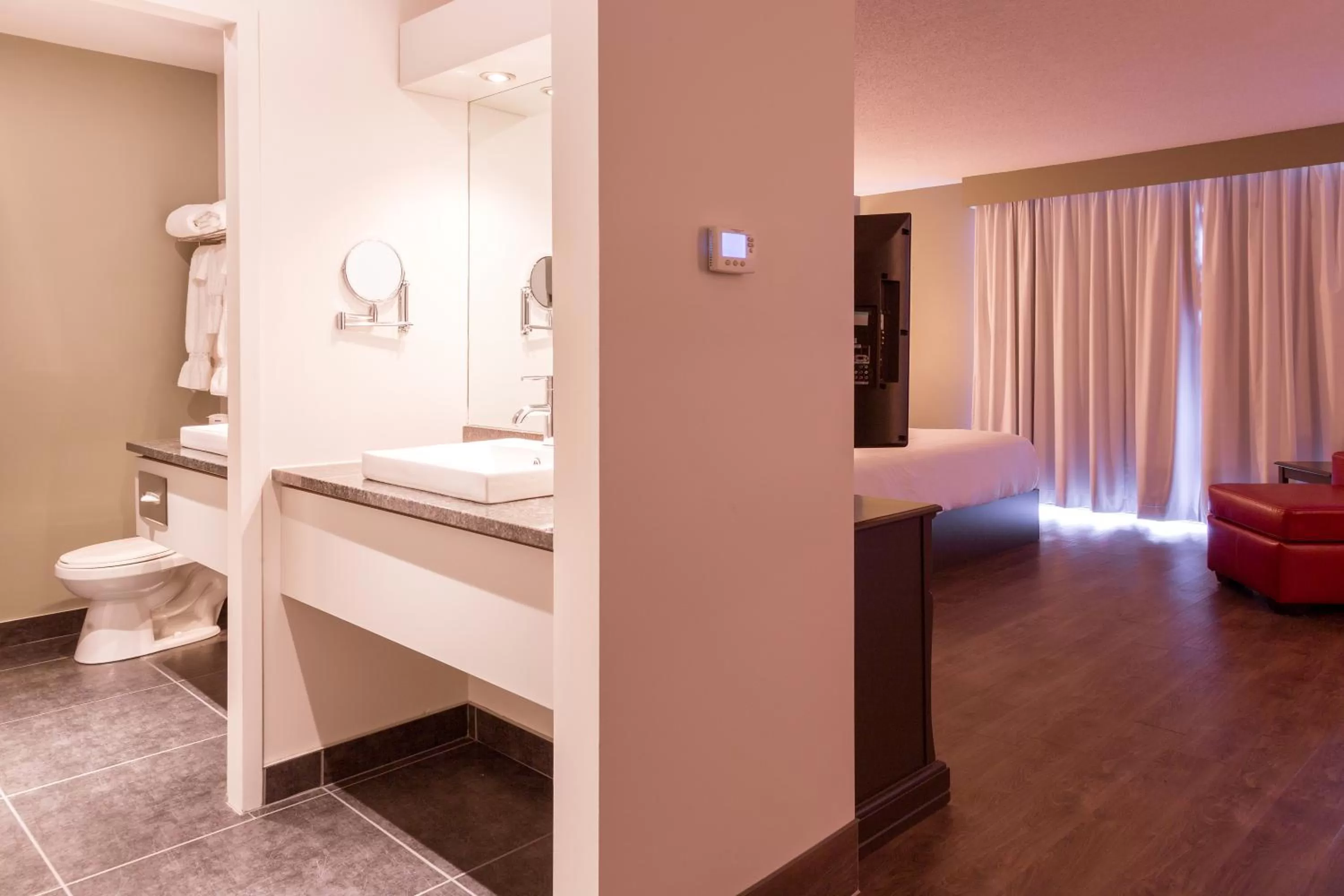 Bathroom, Bed in Hotel Universel Alma