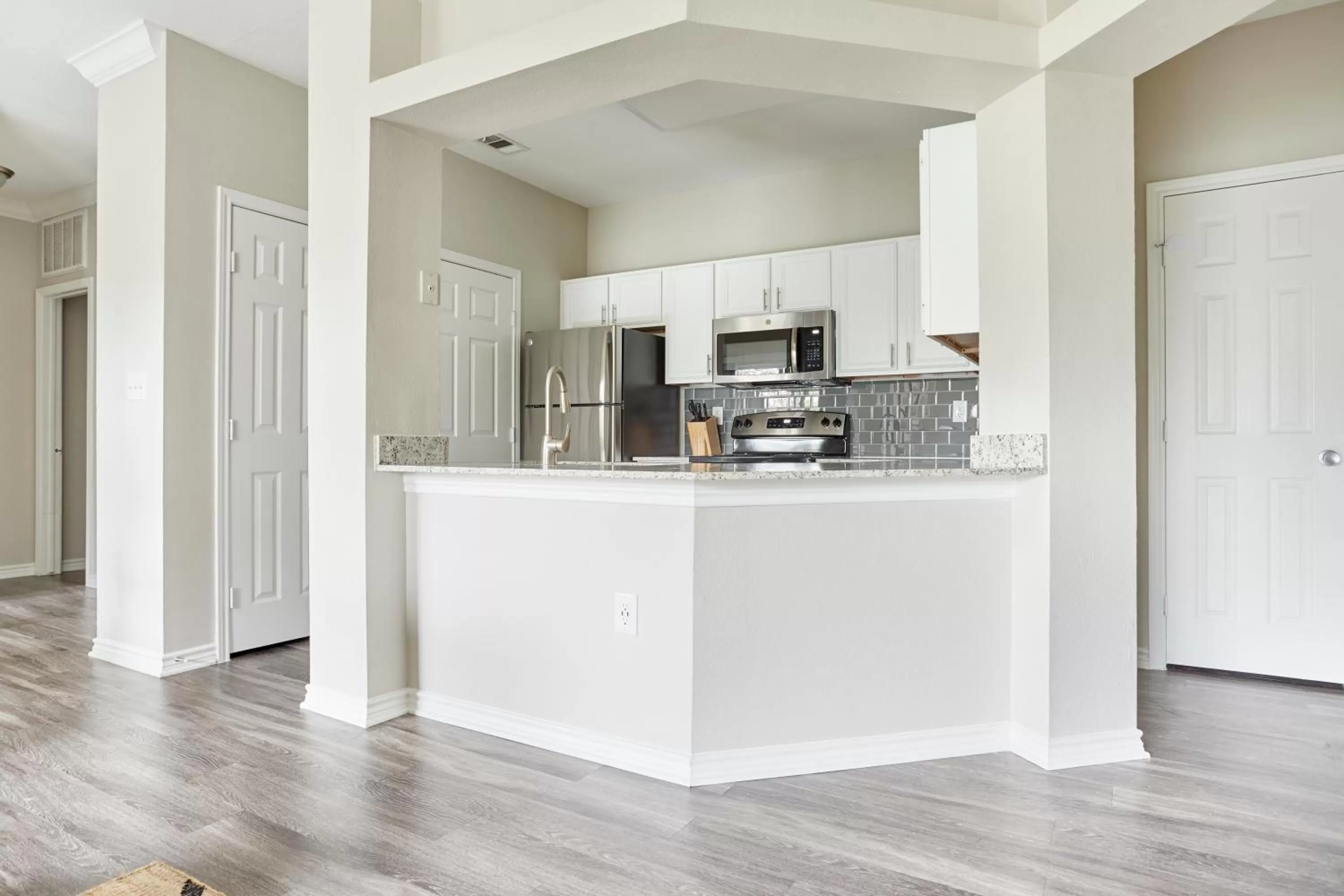 Living room, Kitchen/Kitchenette in Sonder at Med Center