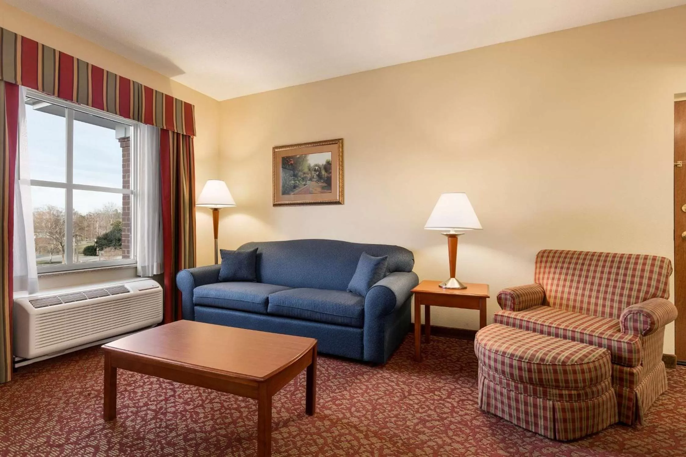 Living room in Hampton Inn & Suites Williamsburg Historic District