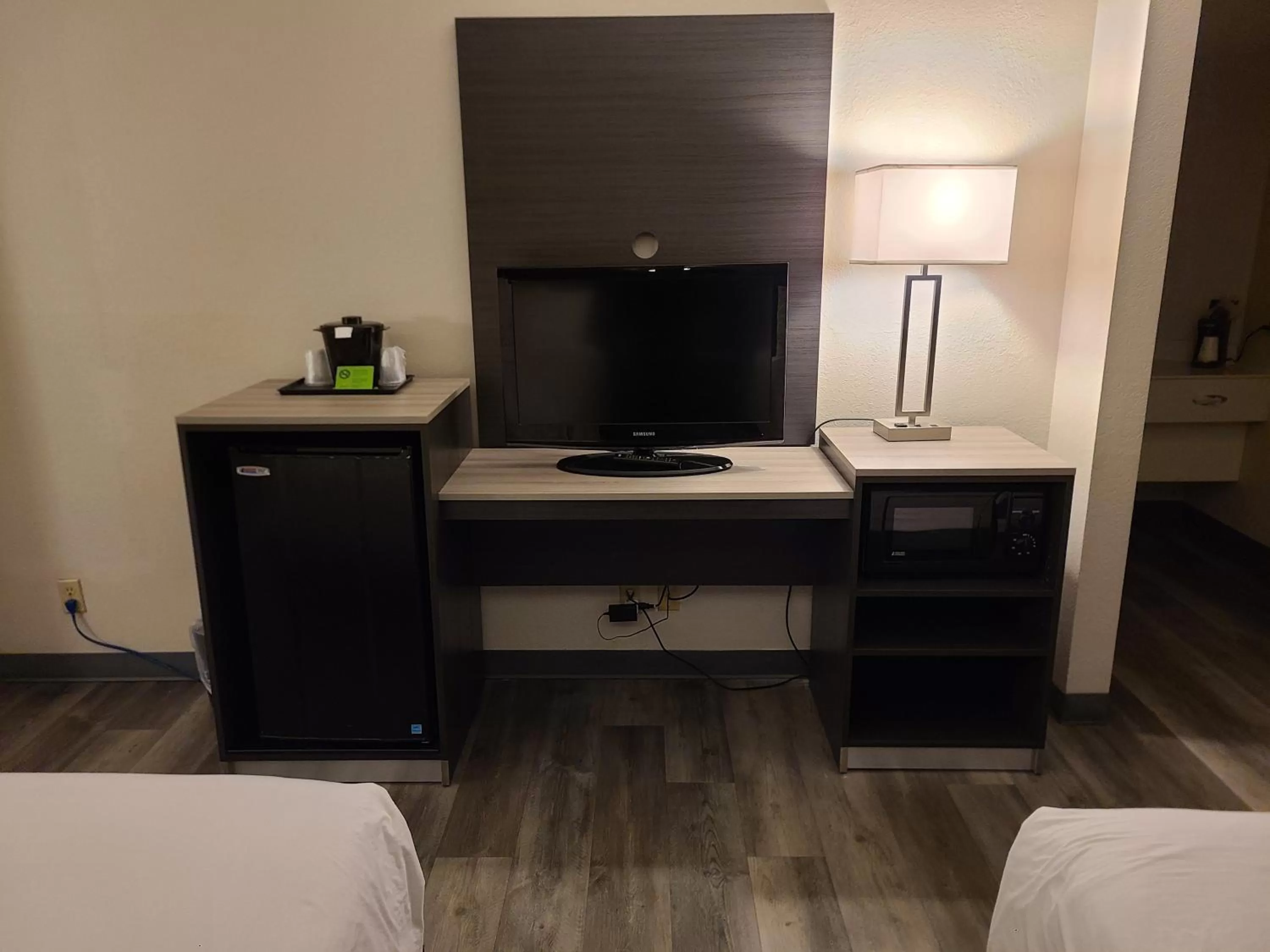 TV and multimedia, Bed in La Quinta Inn by Wyndham Farmington