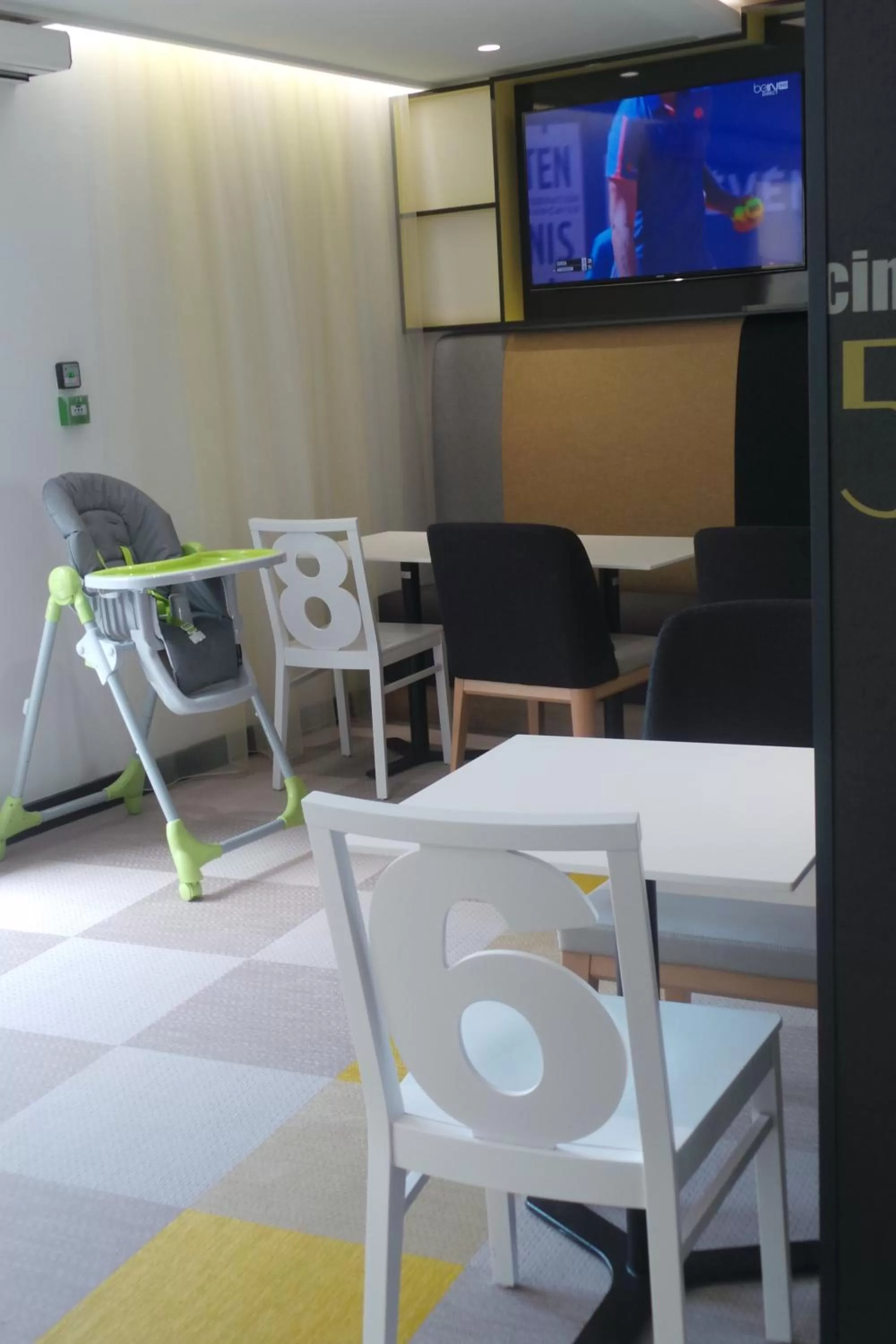 Dining area in ibis Styles Deauville Centre