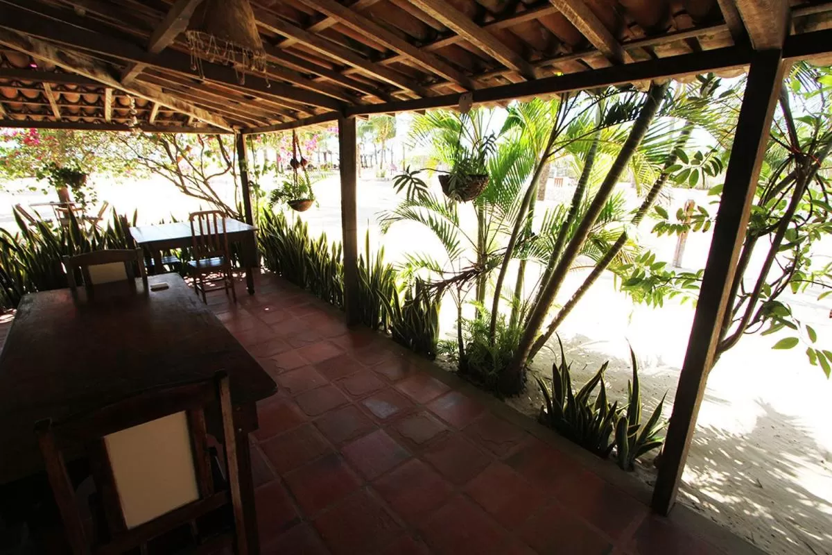 Restaurant/places to eat, Patio/Outdoor Area in Pousada Recanto da Praia