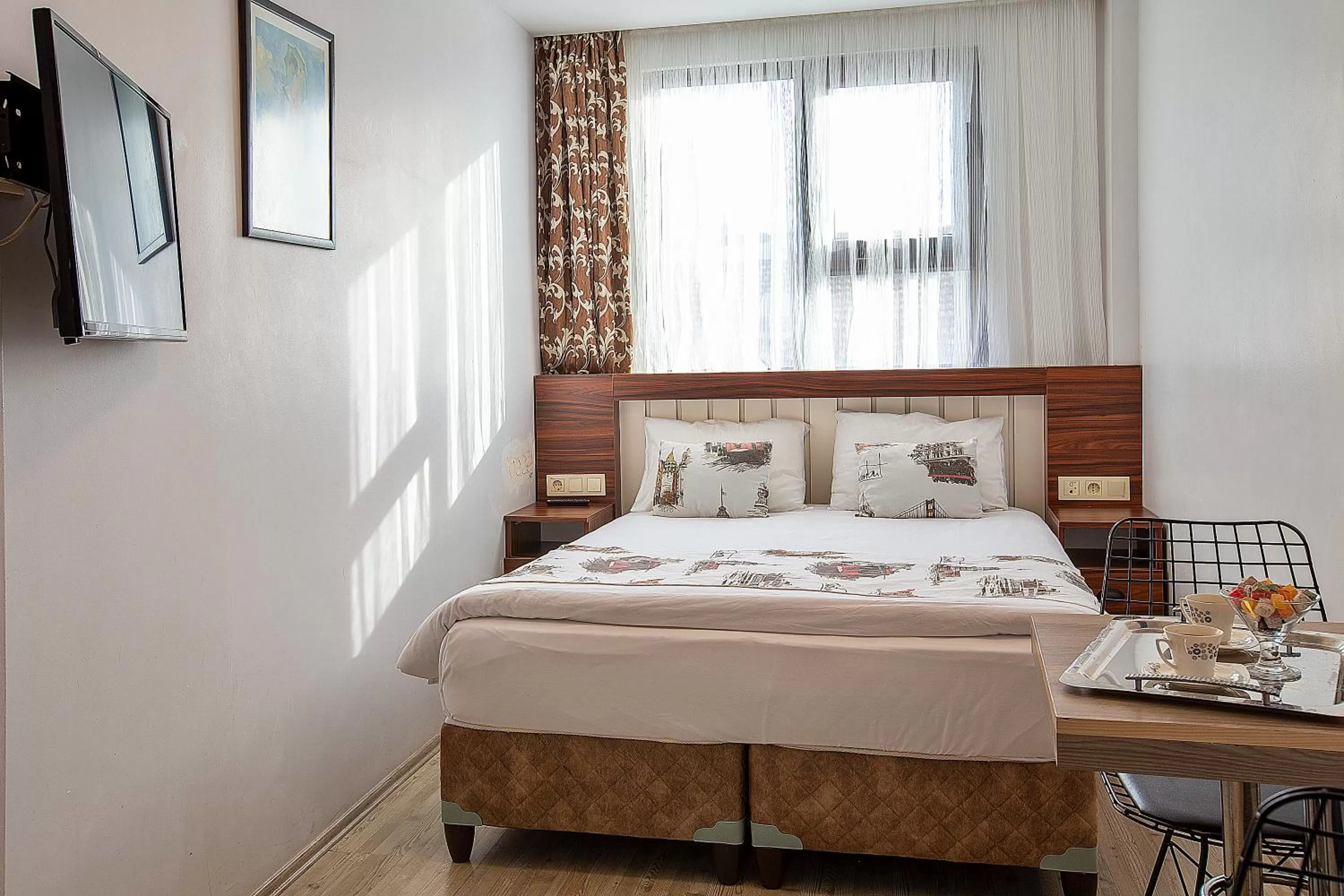 Photo of the whole room, Bed in Pera Sultan Suit