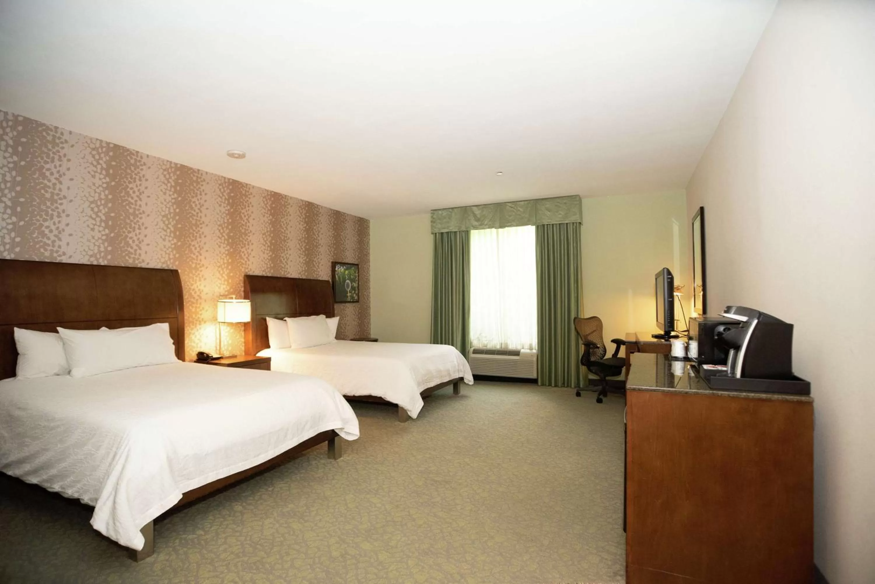Bedroom, Bed in Hilton Garden Inn Covington/Mandeville
