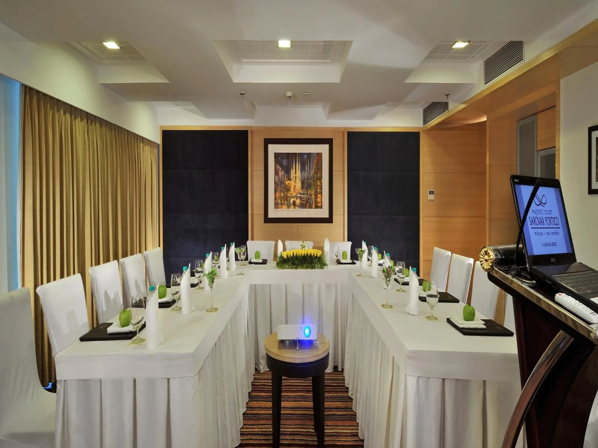 Business facilities in Majestic Court Sarovar Portico