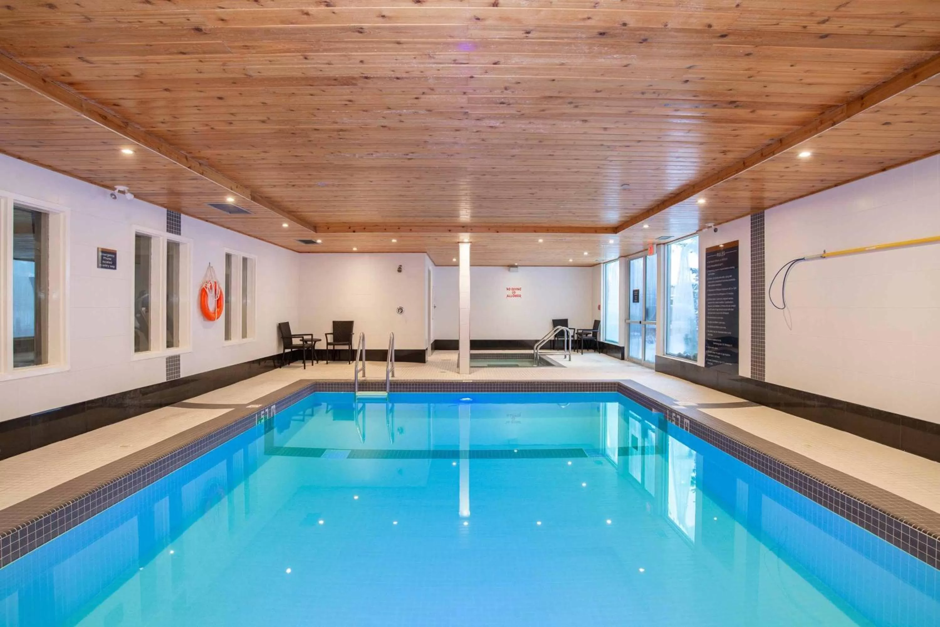 Swimming pool in Sandman Hotel & Suites Calgary South