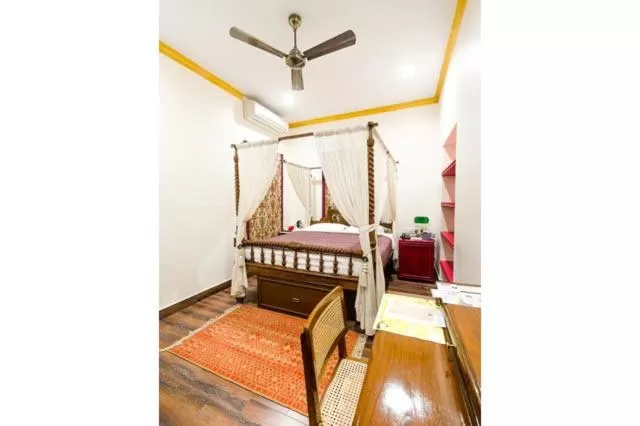 Bedroom, Bed in The Corner Courtyard