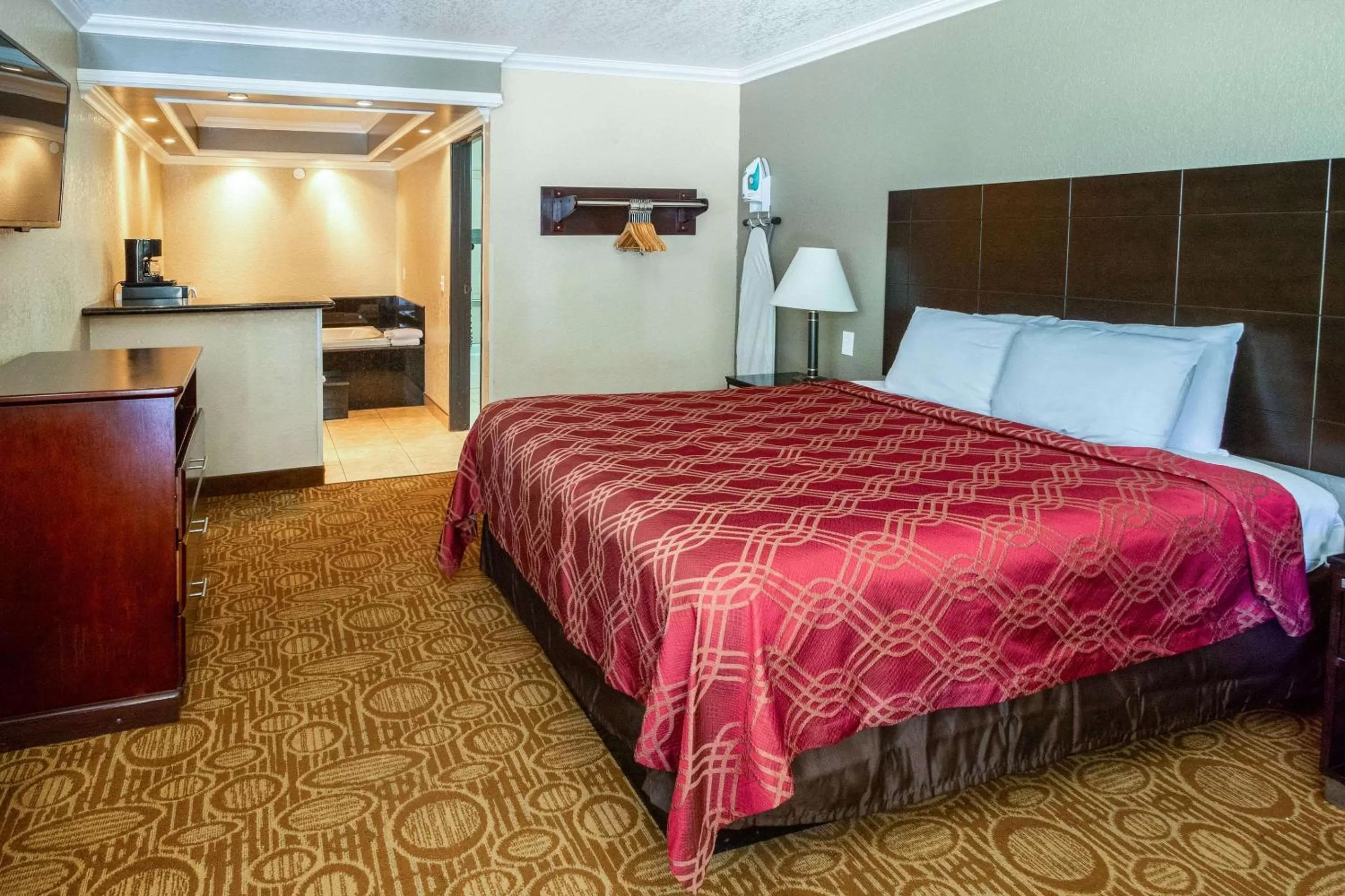 Photo of the whole room, Bed in Econo Lodge Inn & Suites Fallbrook Downtown