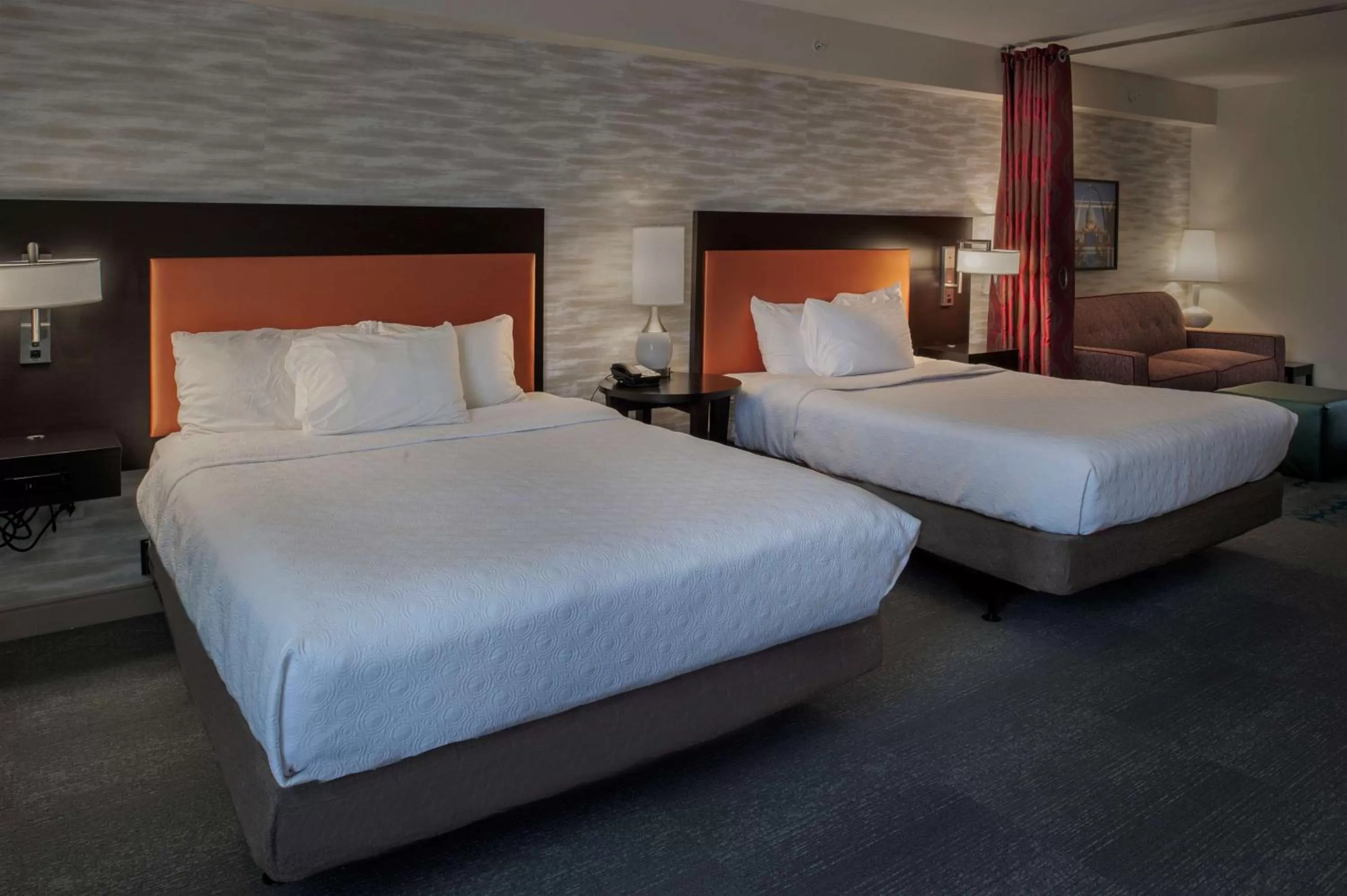 Living room, Bed in Home2 Suites St. Louis / Forest Park